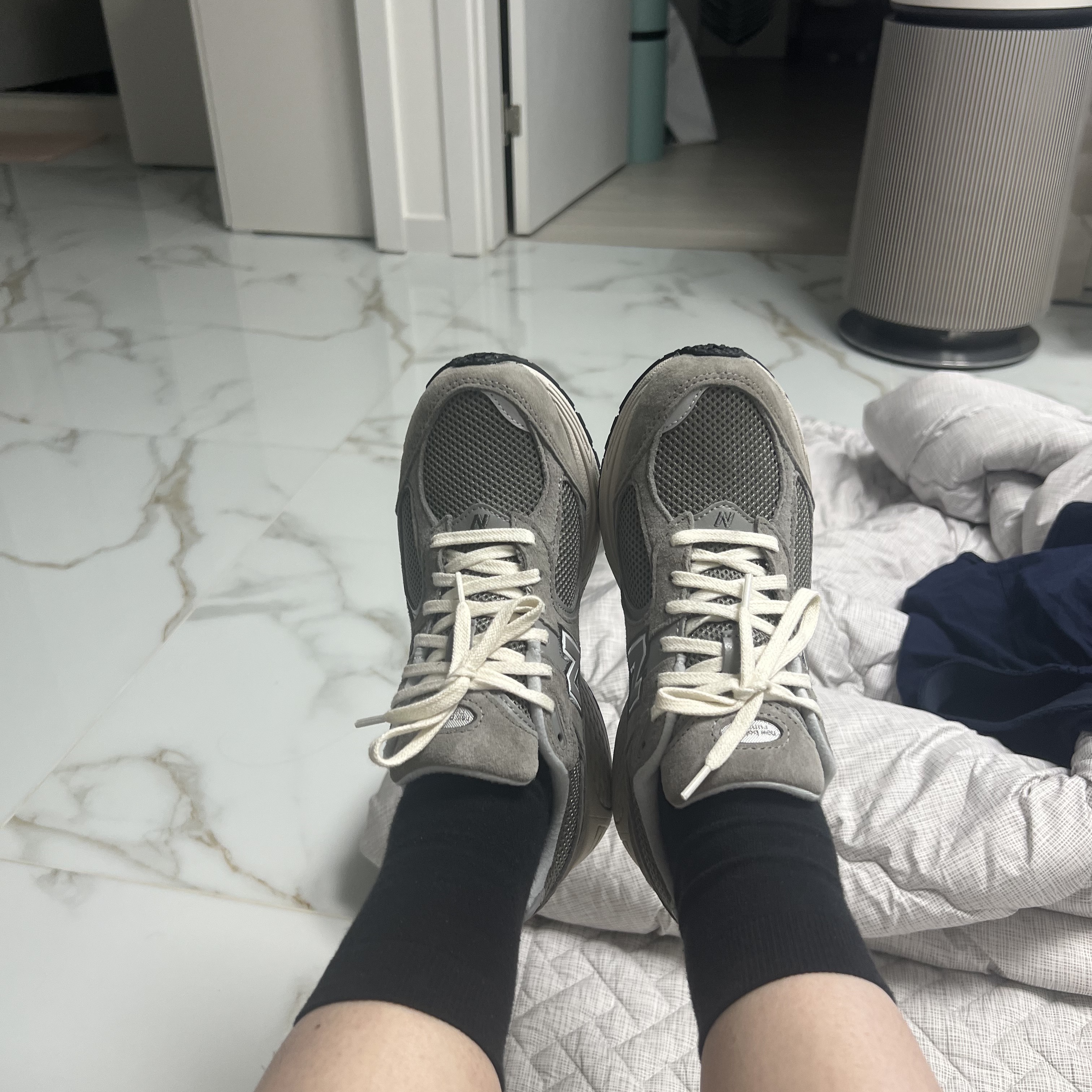 New Balance 2002R Grey 착용 스타일 - 1