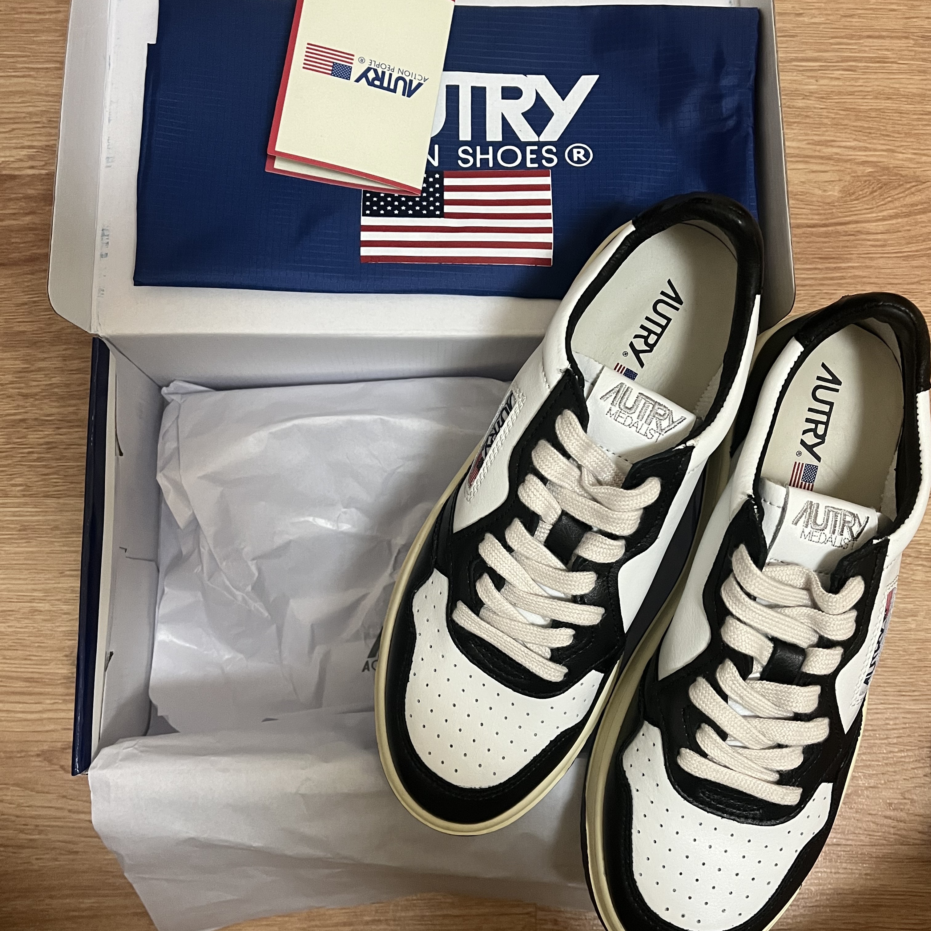 Autry Medalist Low Leather Sneakers Black White 착용 스타일 - 1