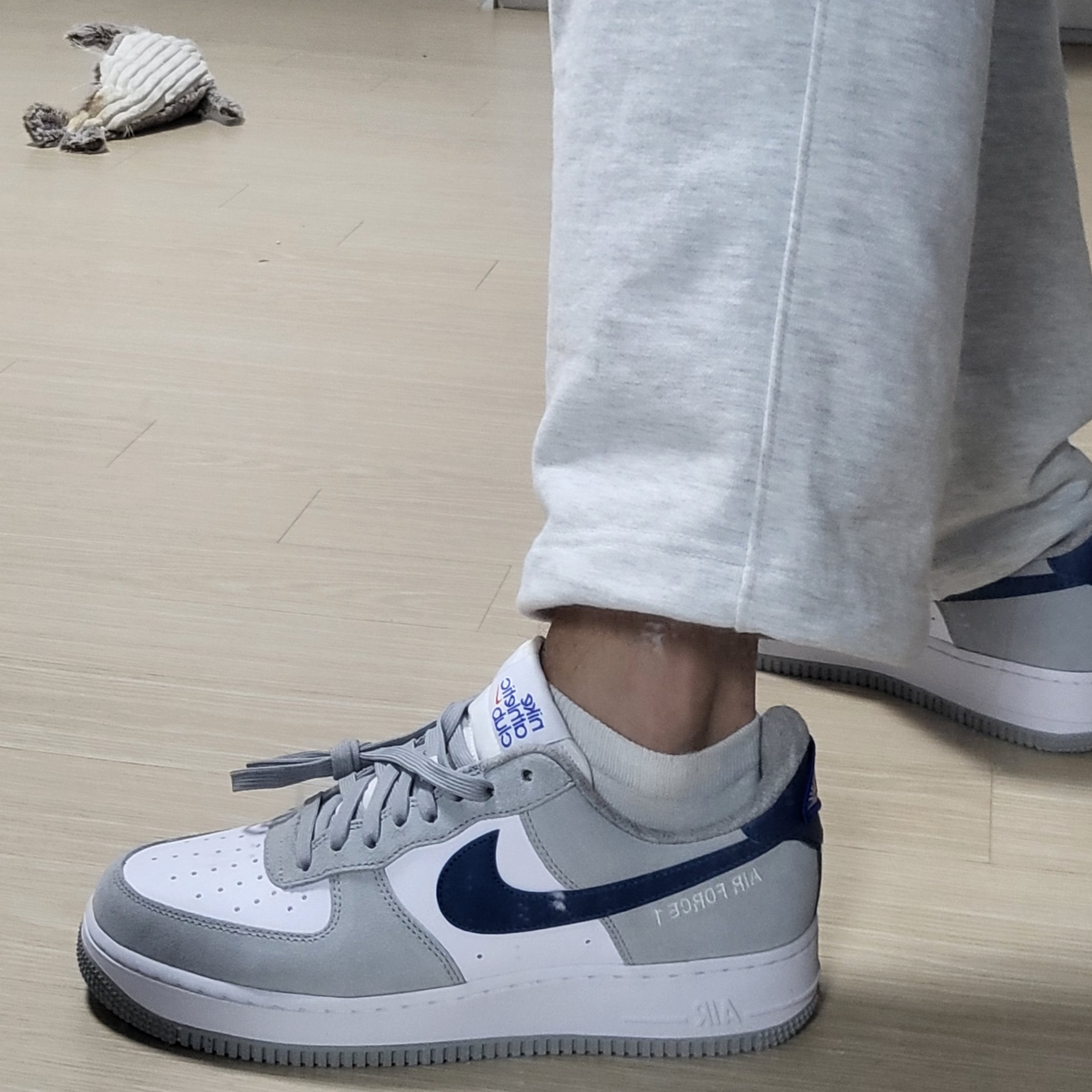 Nike Air Force 1 '07 LV8 Athletic Club Light Smoke Grey Marina 착용 스타일