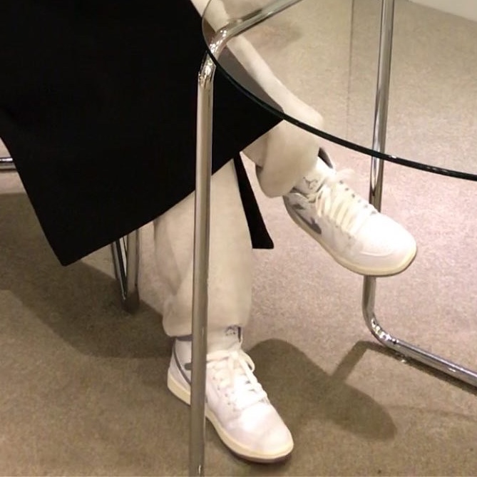 Jordan 1 Mid White Stealth 착용 스타일
