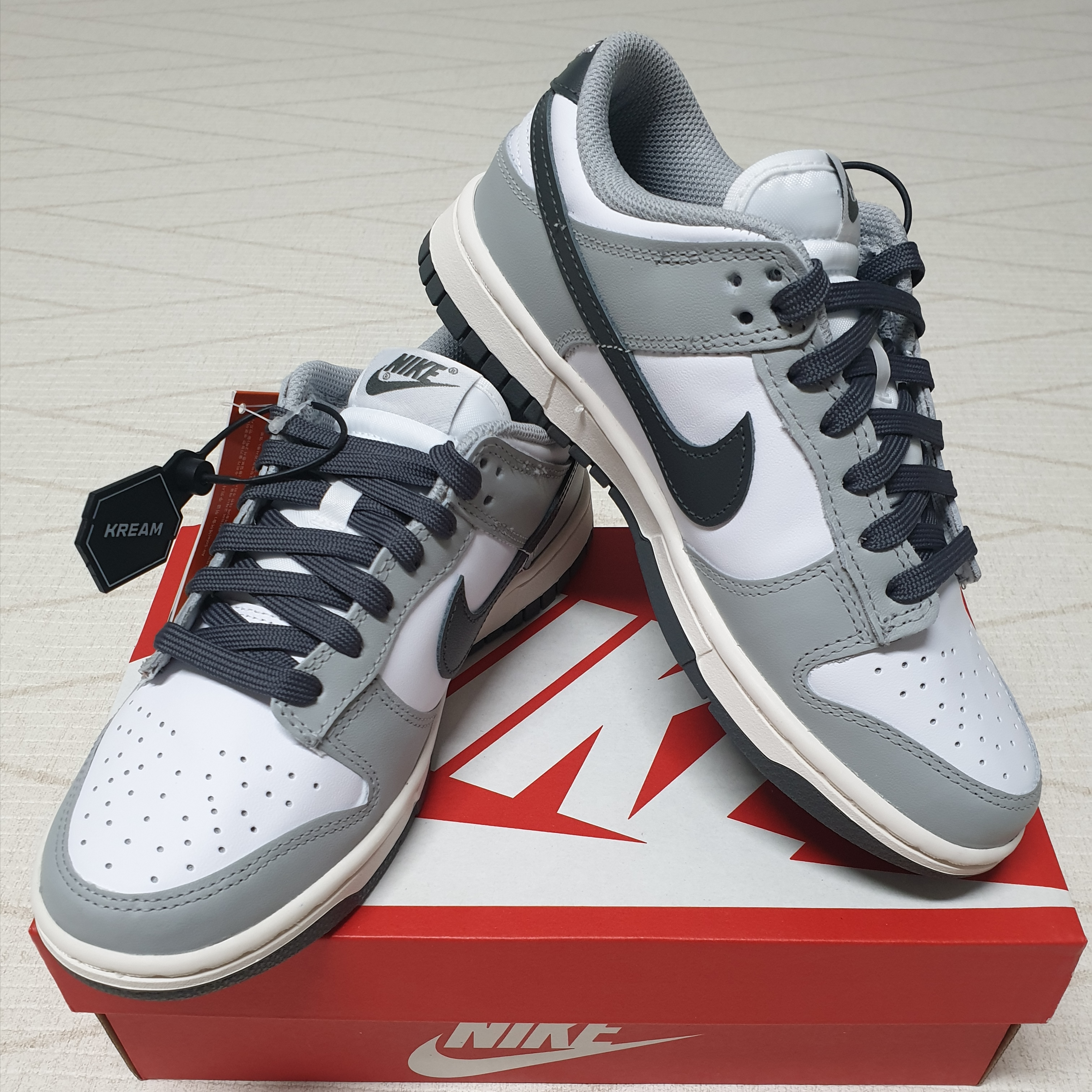 (W) Nike Dunk Low Light Smoke Grey 착용 스타일 - 1