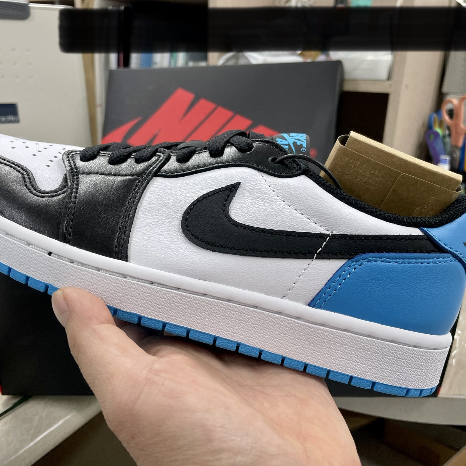 Jordan 1 Retro Low OG Black and Dark Powder Blue 착용 스타일