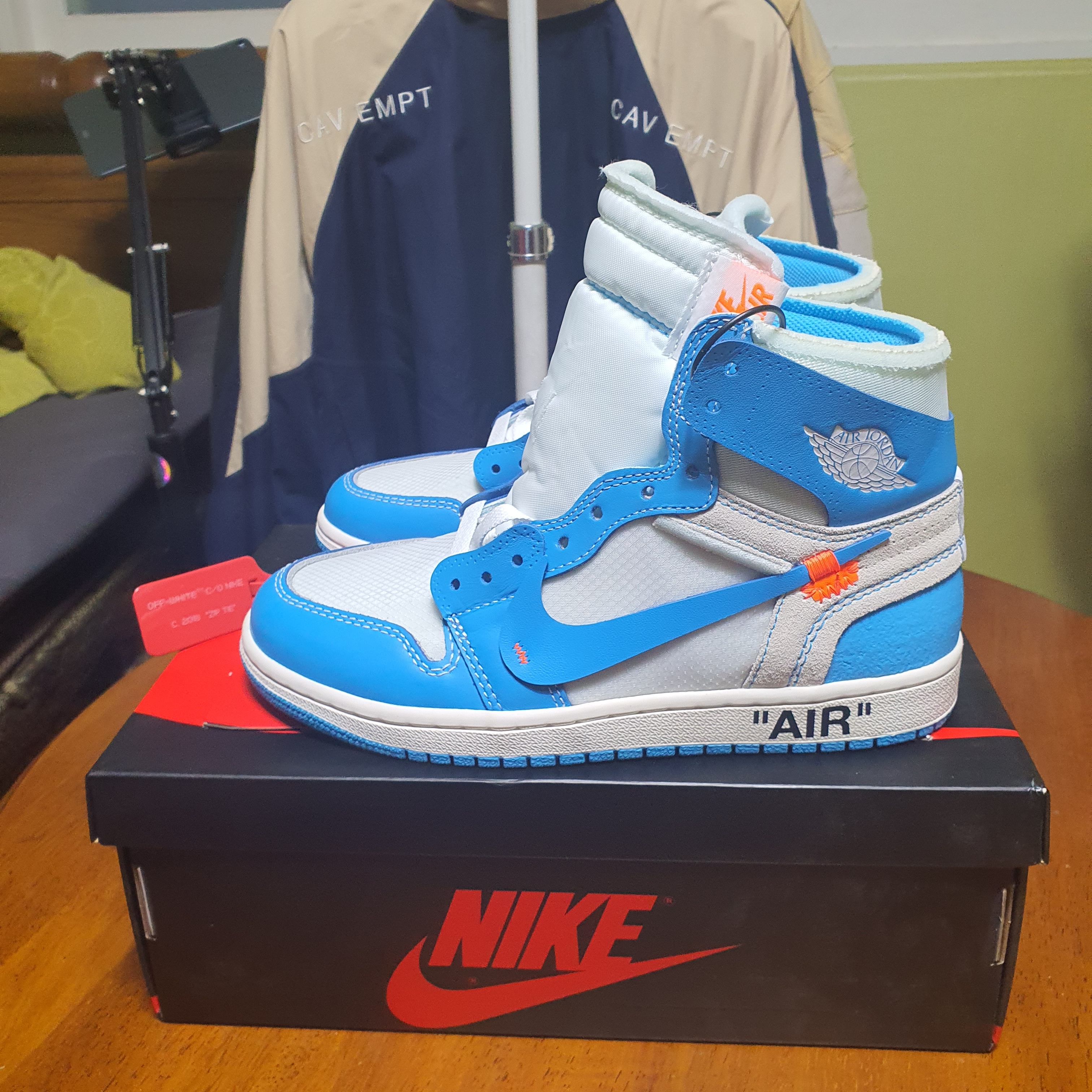 Jordan 1 x Off-White Retro High University Blue 착용 스타일 - 2