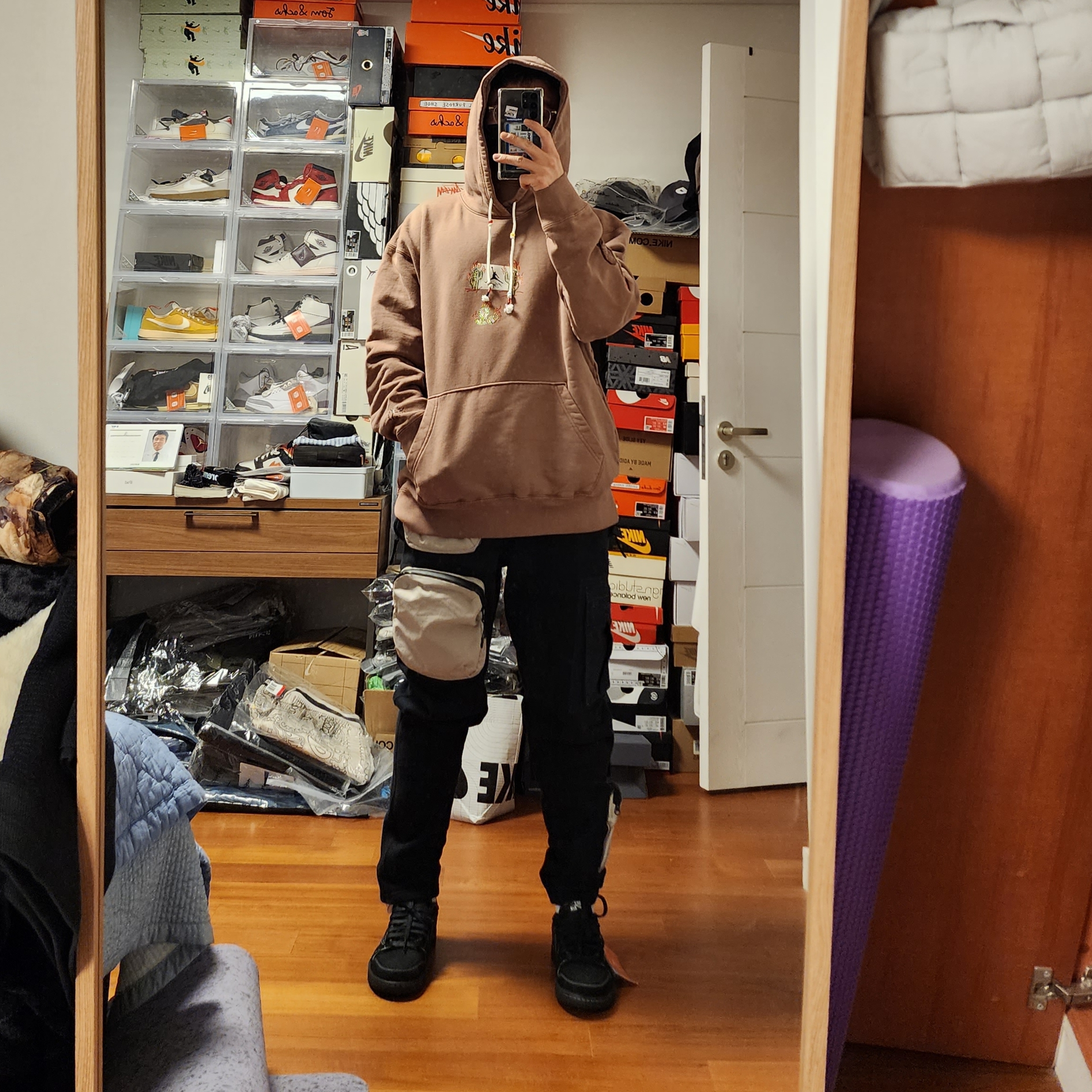 Jordan 1 x Travis Scott Retro Low OG SP Black Phantom, Jordan x Travis Scott Hoodie Antique Brown - US/EU 착용 스타일 - 2