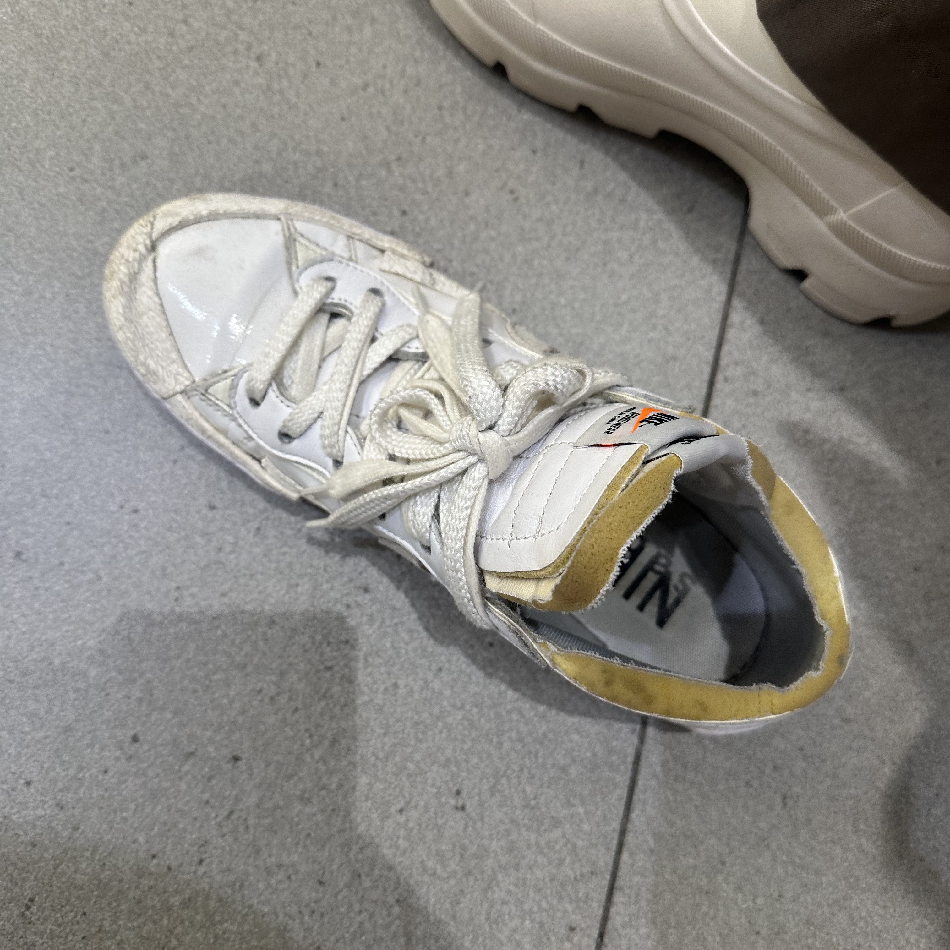 Nike x Sacai Blazer Low White Patent Leather 착용 스타일