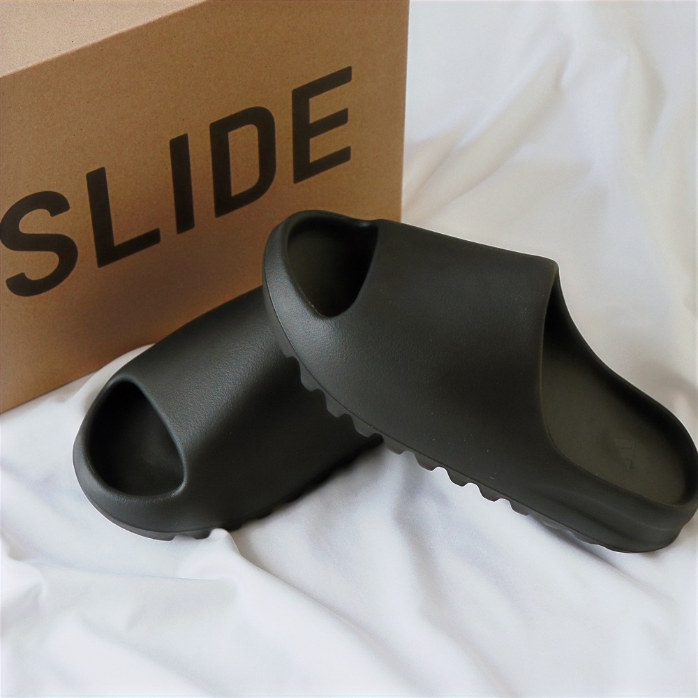 Adidas Yeezy Slide Onyx 착용 스타일 - 2