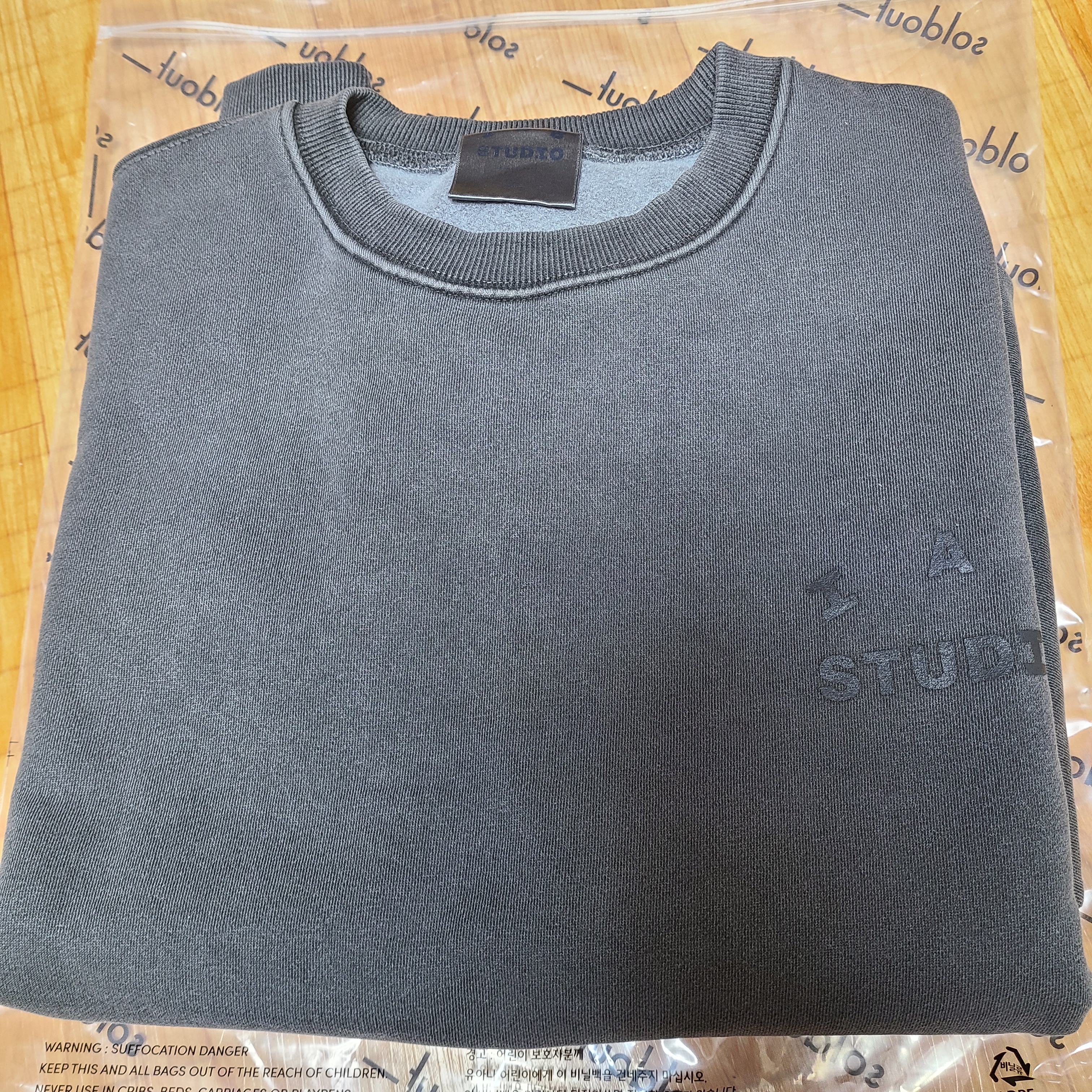 IAB Studio Pigment Sweatshirt Black 착용 스타일