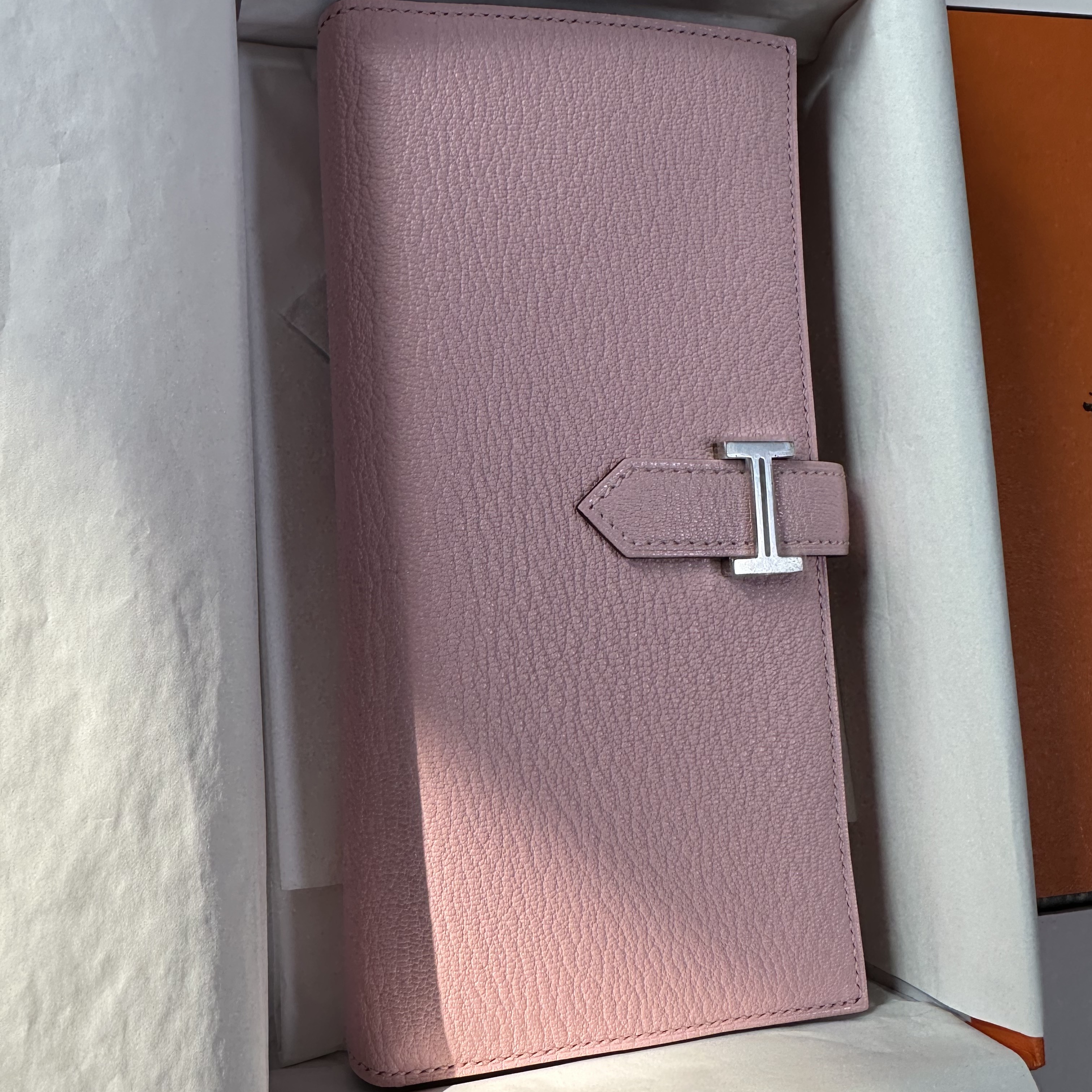 Hermes Bearn Wallet Mysore Goatskin & Palladium Rose Sakura 착용 스타일