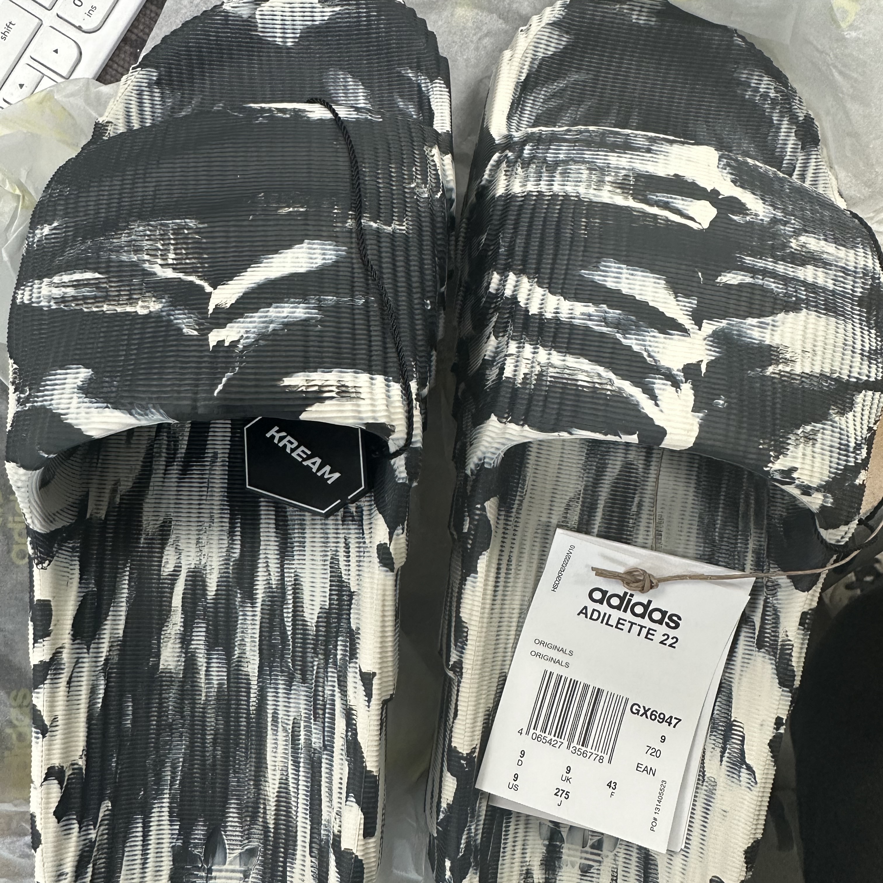 Adidas Adilette 22 Carbon Aluminium 착용 스타일