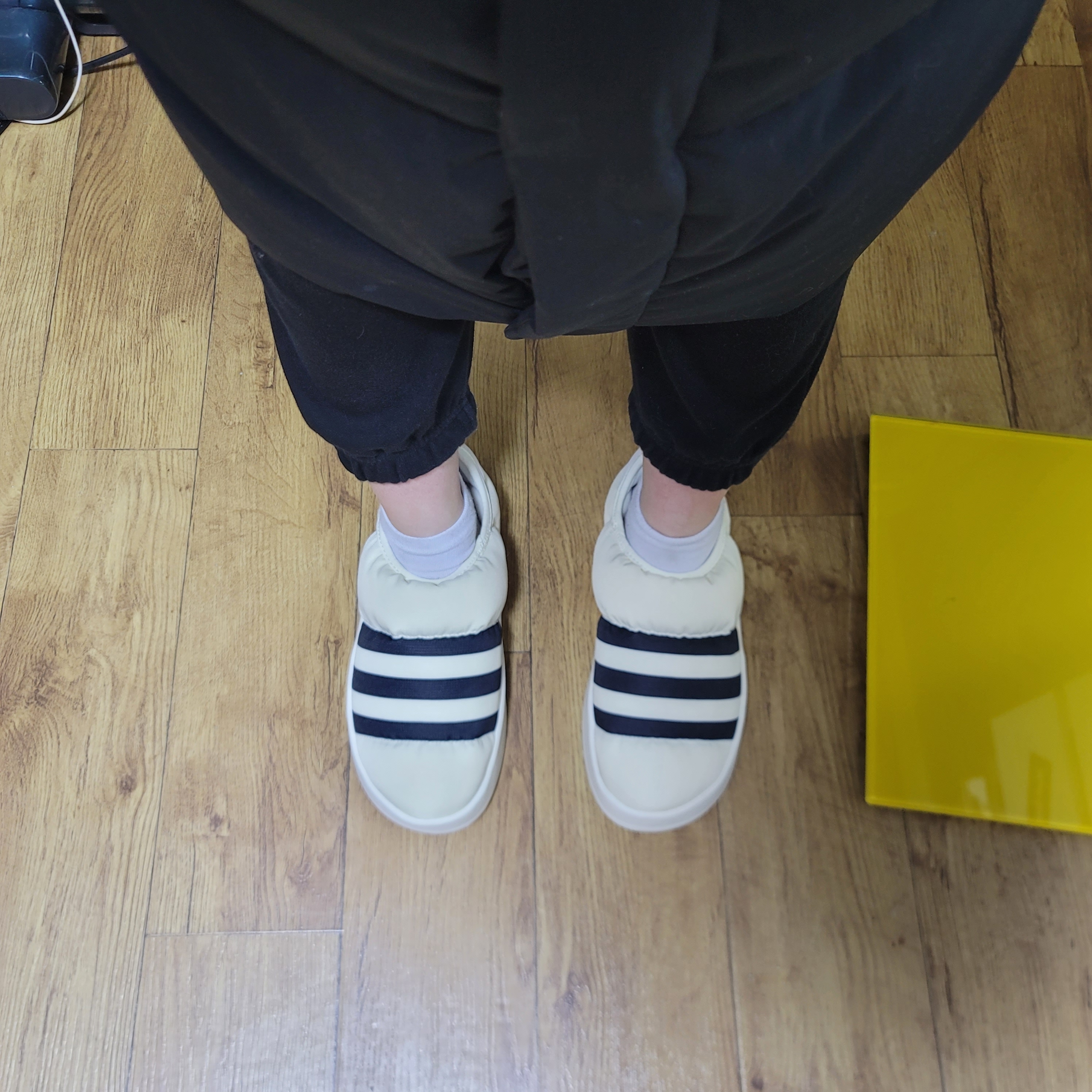 Adidas Puffylette Off White 착용 스타일 - 2
