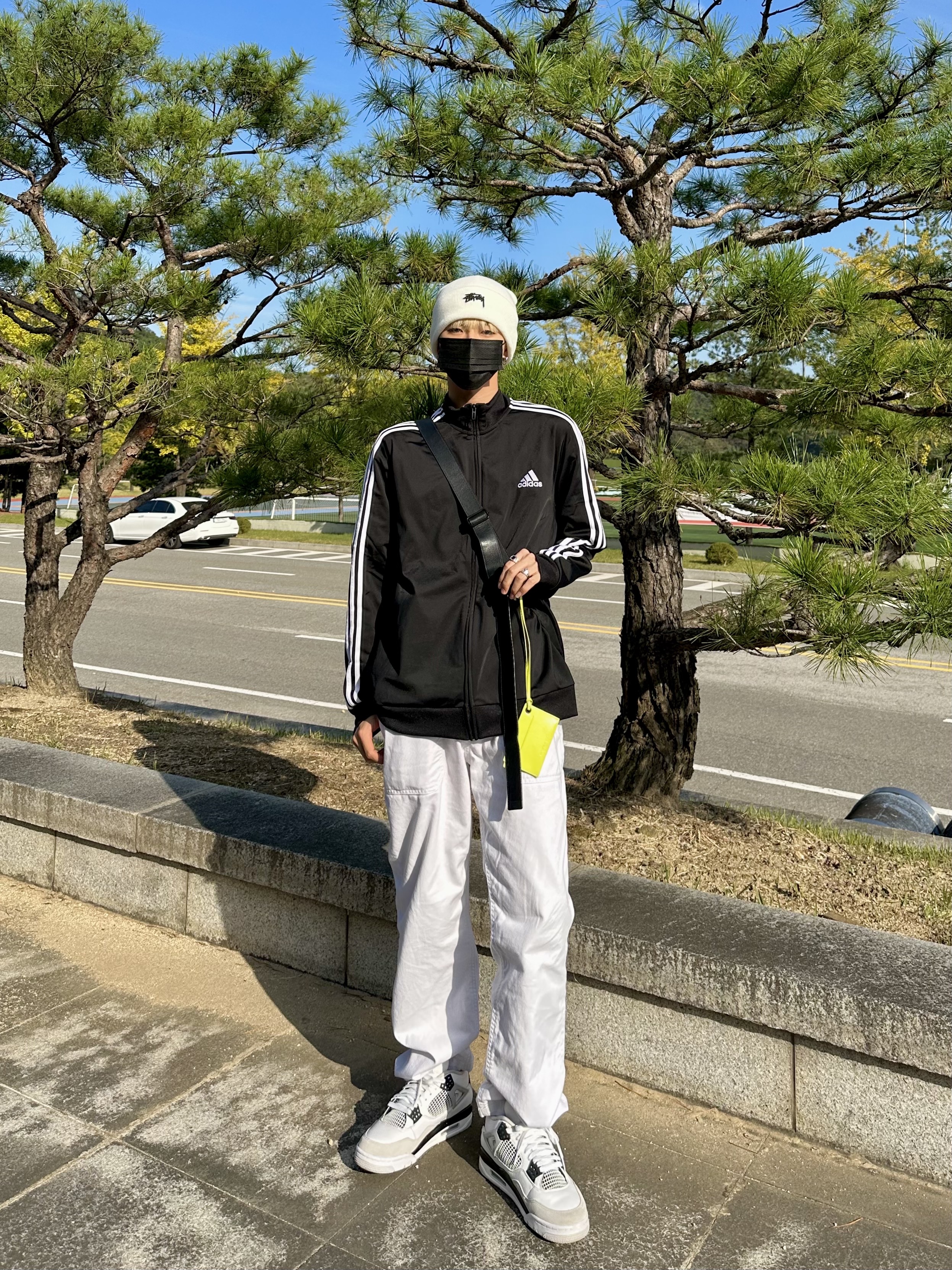 Nike x Stussy Cuff Beanie White, Jordan 4 Retro White and Black 착용 스타일 - 3