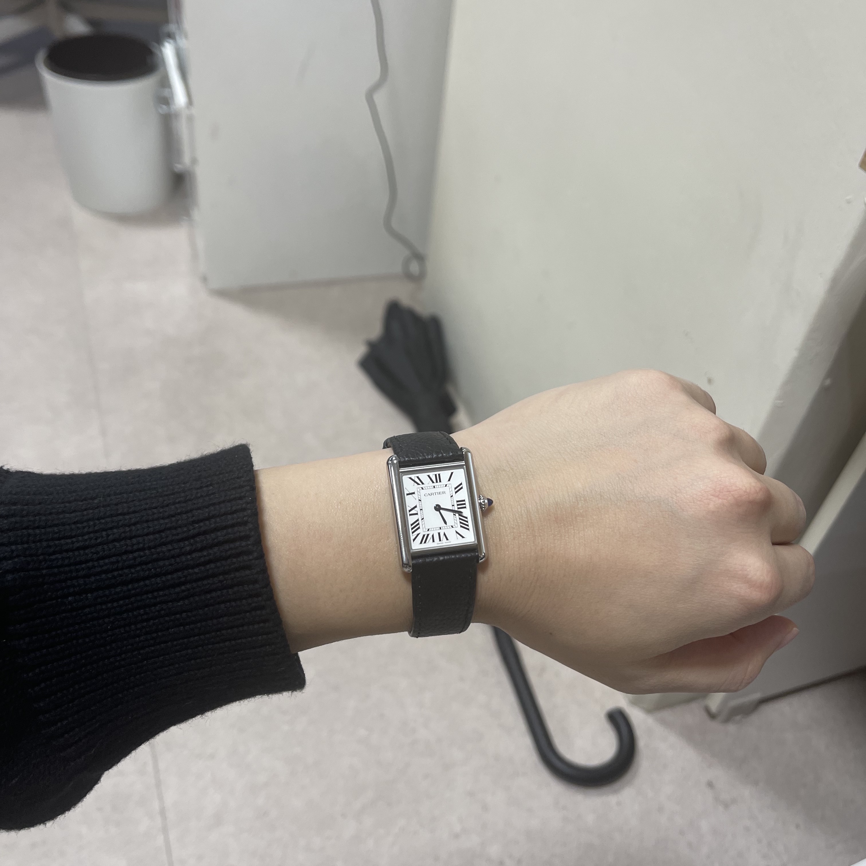Cartier Tank Must Watch Large Quartz Steel Calfskin Black 착용 스타일