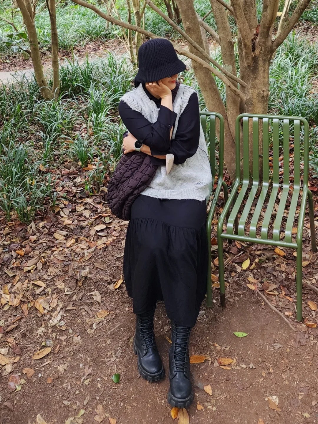 COS Quilted Oversized Shoulder Bag Brown 착용 스타일 - 2