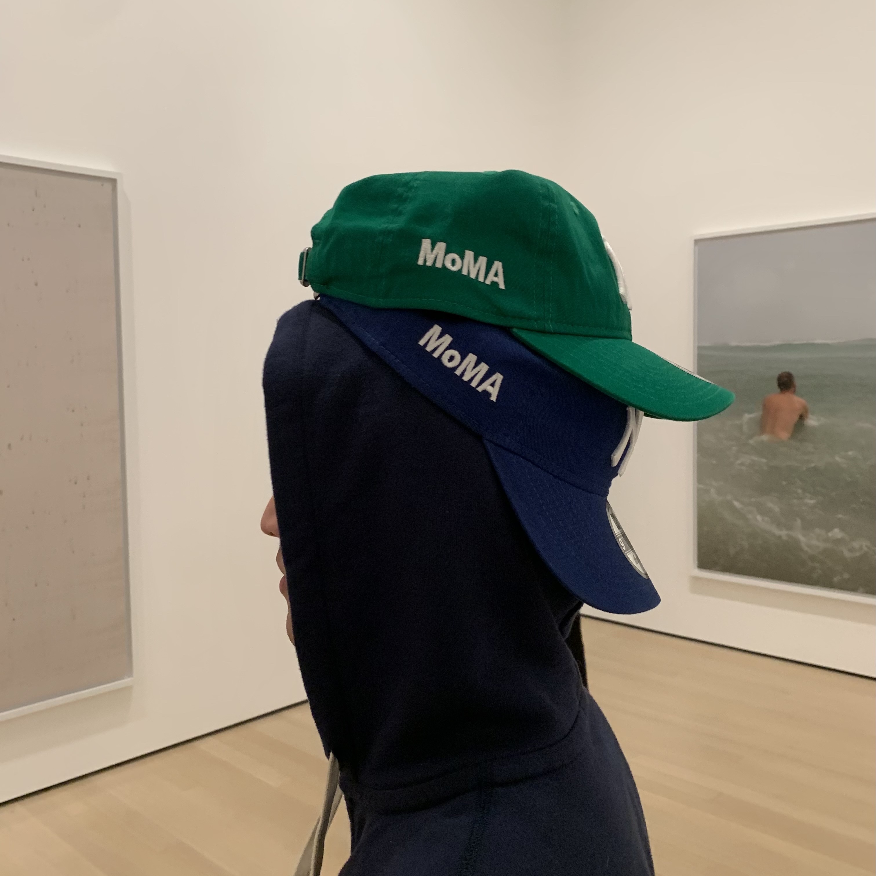 New Era x MoMA New York Yankees Cap Kelly Green 착용 스타일 - 1