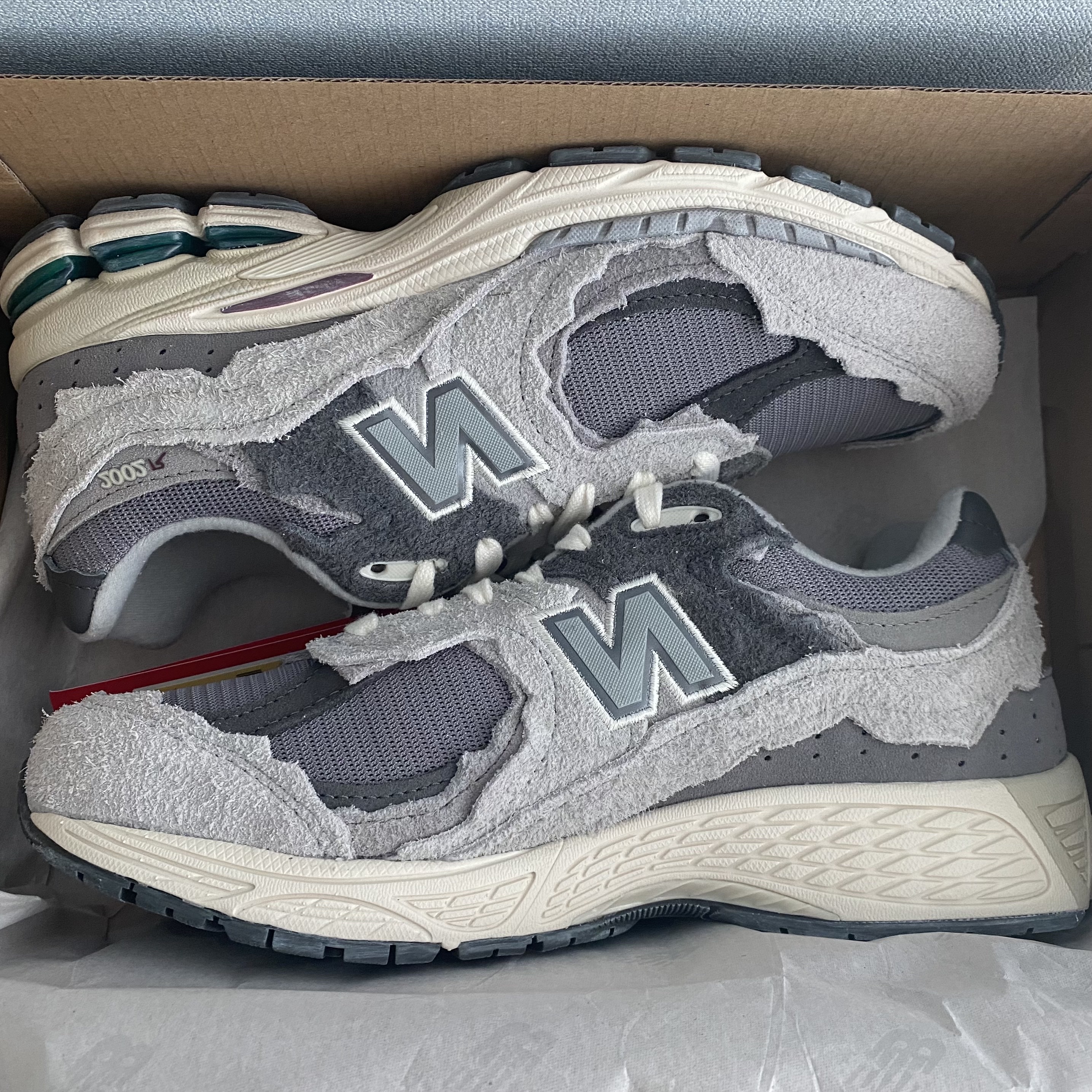 New Balance 2002R Protection Pack Rain Cloud 착용 스타일