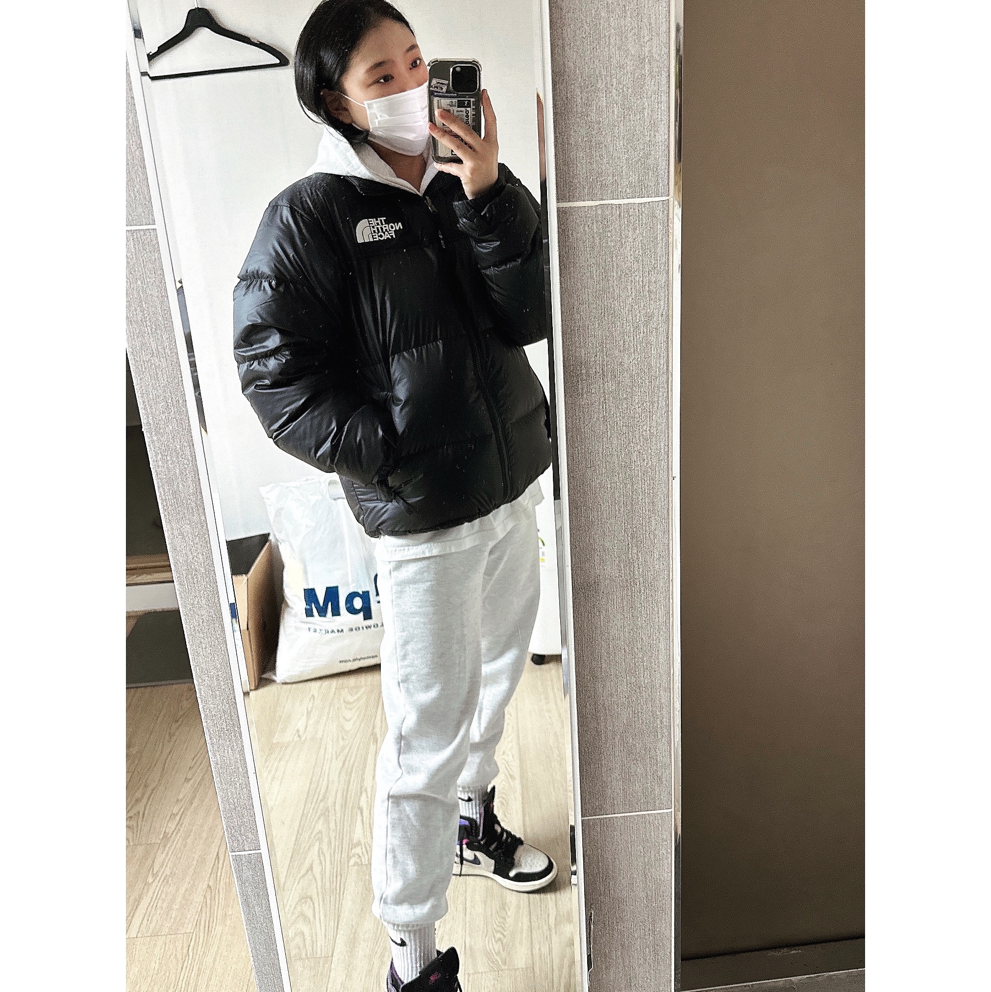 The North Face 1996 Eco Nuptse Jacket Black, Jordan 1 x Paris Saint-Germain Zoom Air CMFT 착용 스타일