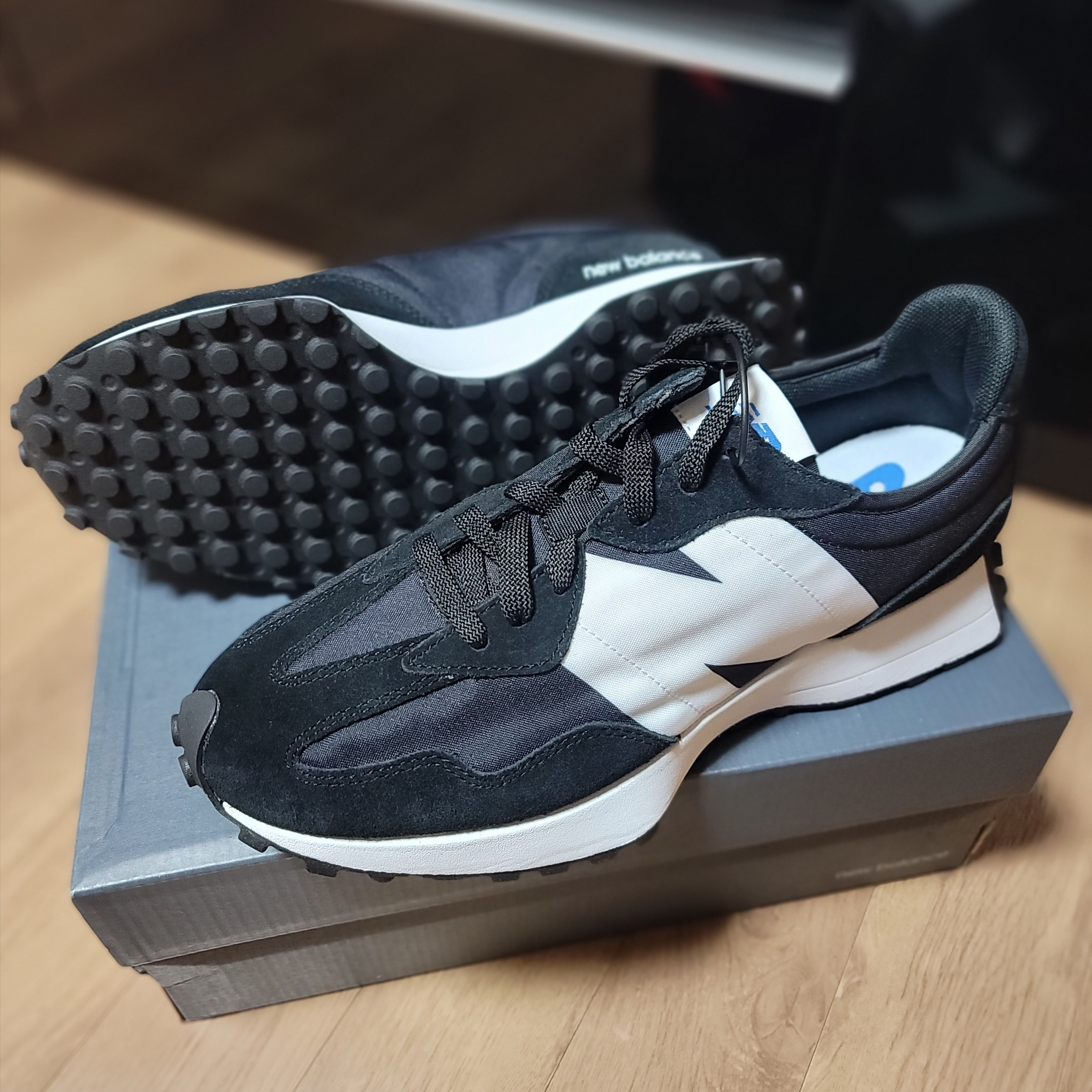New Balance 327 Black 착용 스타일
