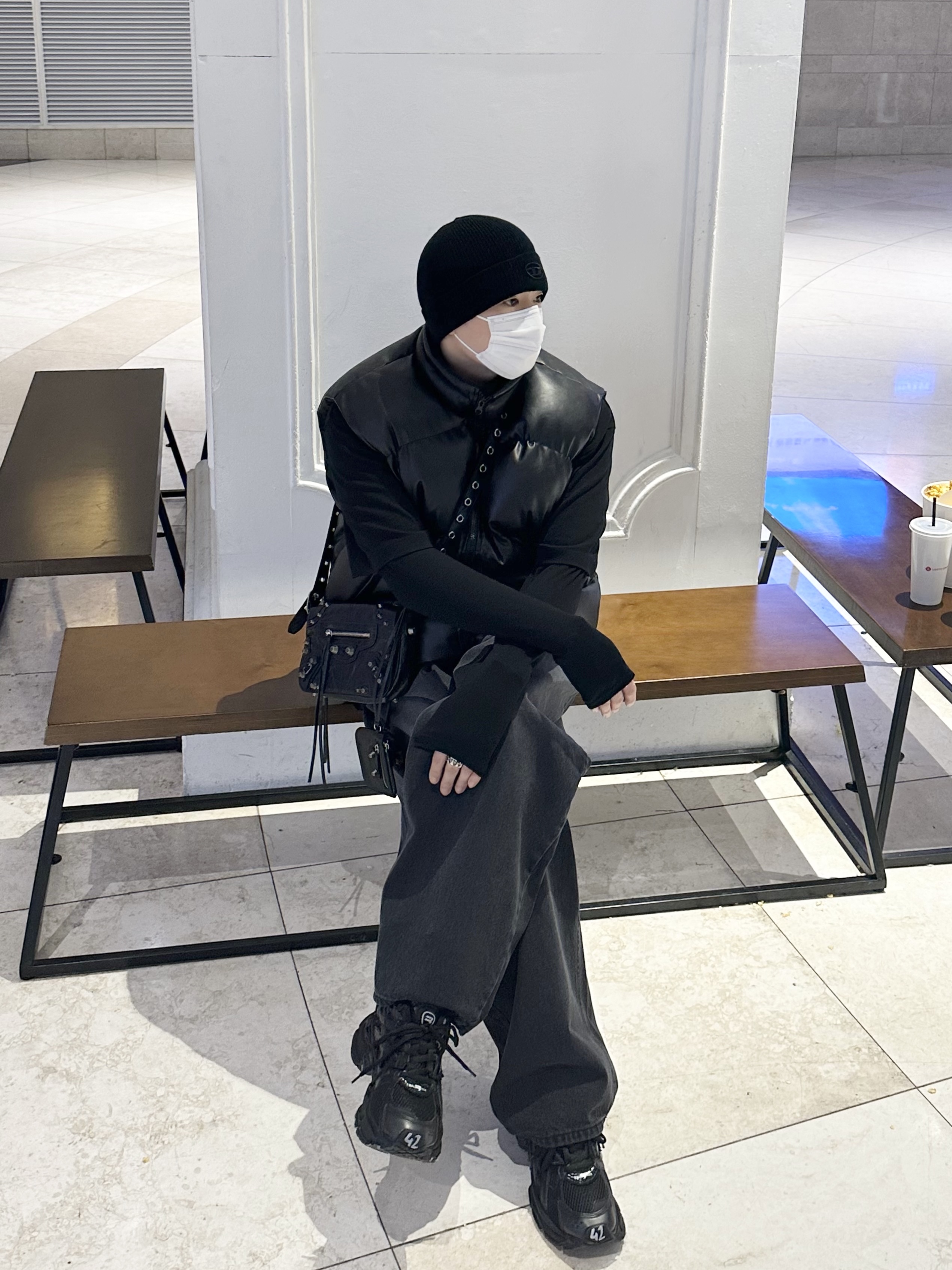 Balenciaga Arena Lambskin Le Cagole XS Shoulder Bag Black, Balenciaga Runner Sneakers Black 착용 스타일 - 1