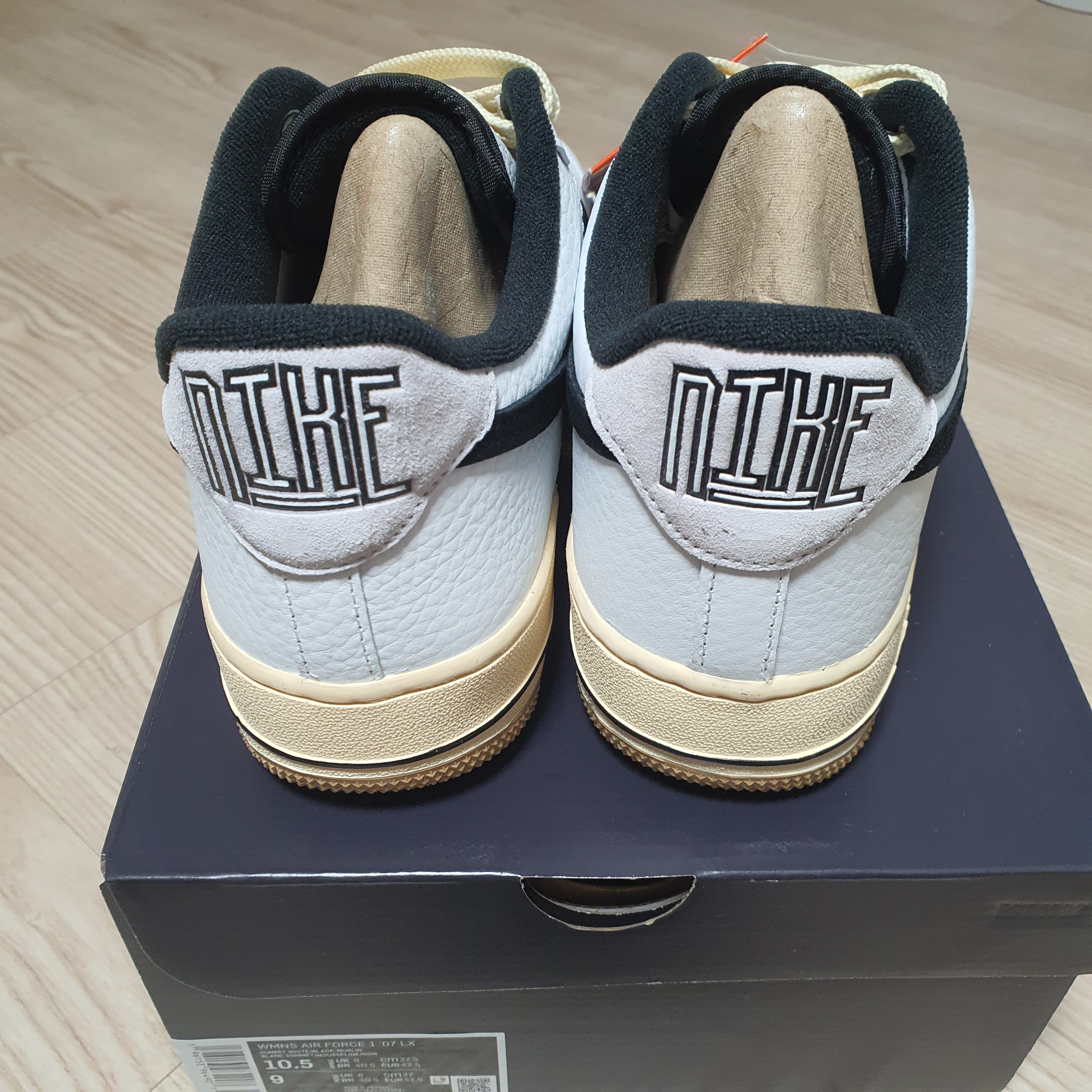 (W) Nike Air Force 1 '07 LX Black and Summit White 착용 스타일 - 3