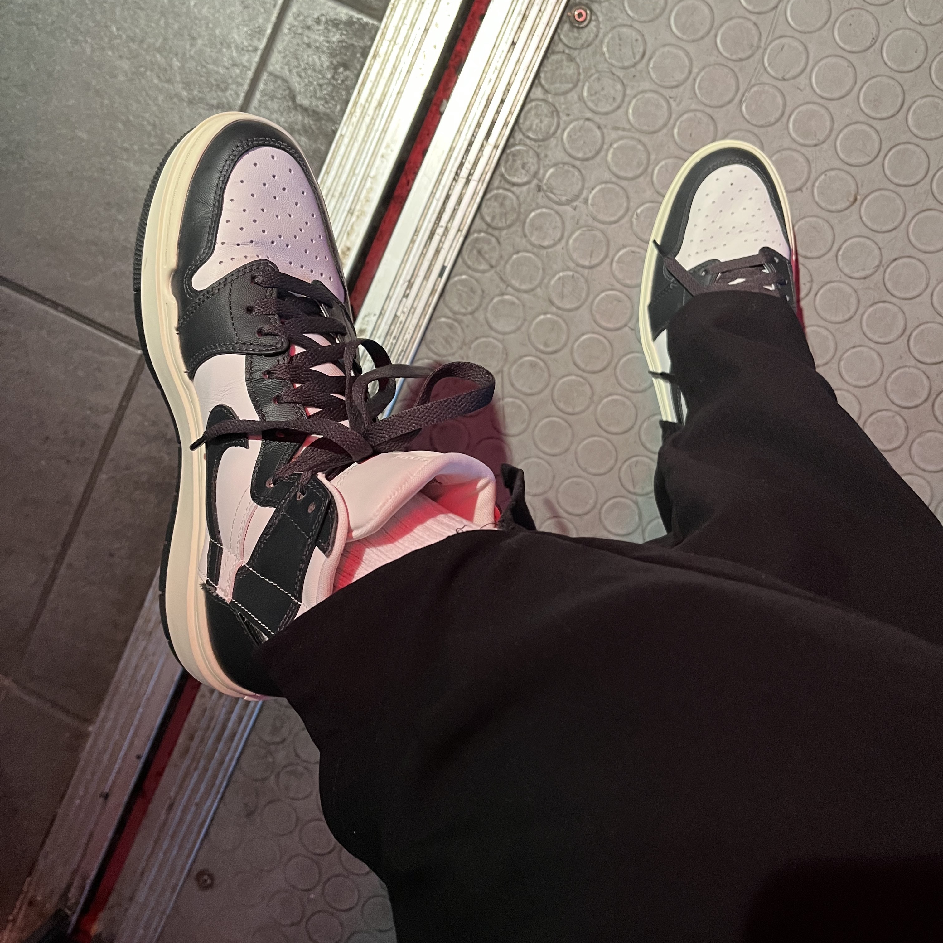 (W) Jordan 1 Elevate High Dark Ash 착용 스타일