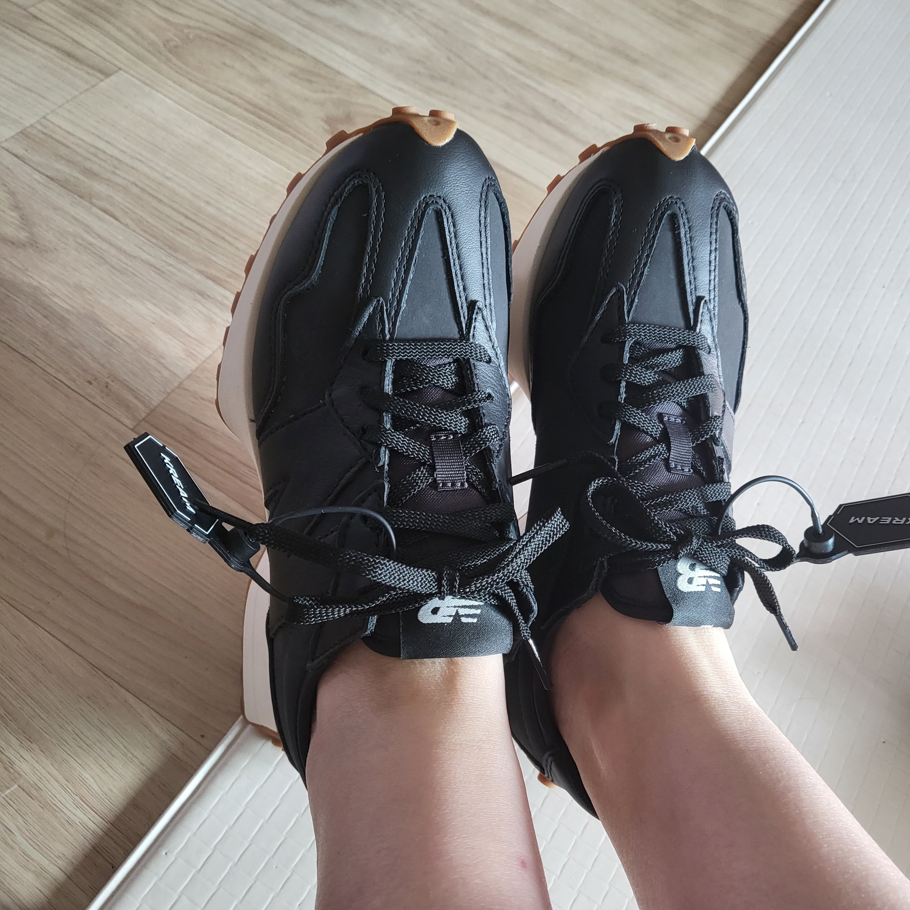 (W) New Balance 327 Black Phantom 착용 스타일 - 1
