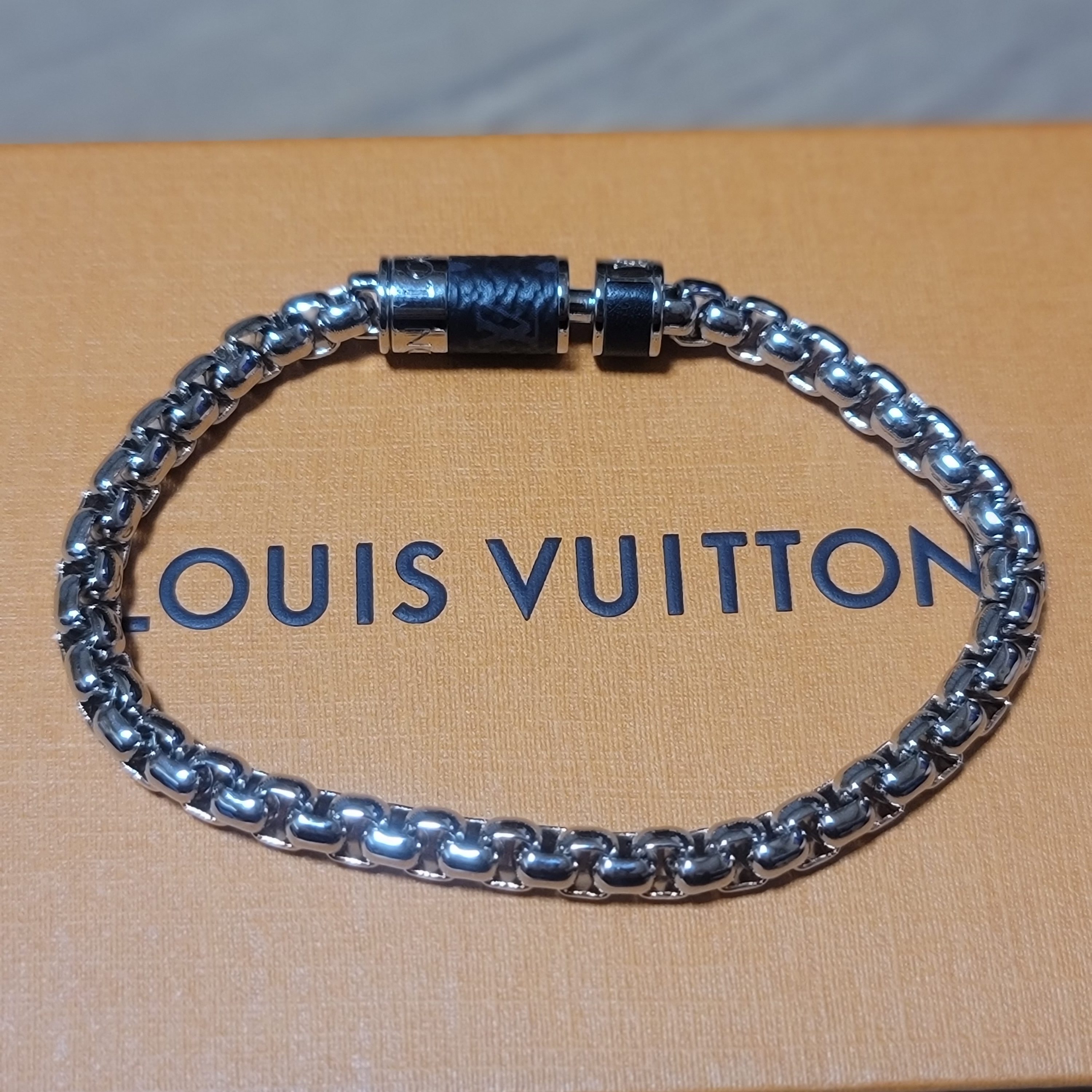 Wooyoungmi Square Label Sweatshirt Black - 22FW, Louis Vuitton Monogram Chain Bracelet Grey 착용 스타일