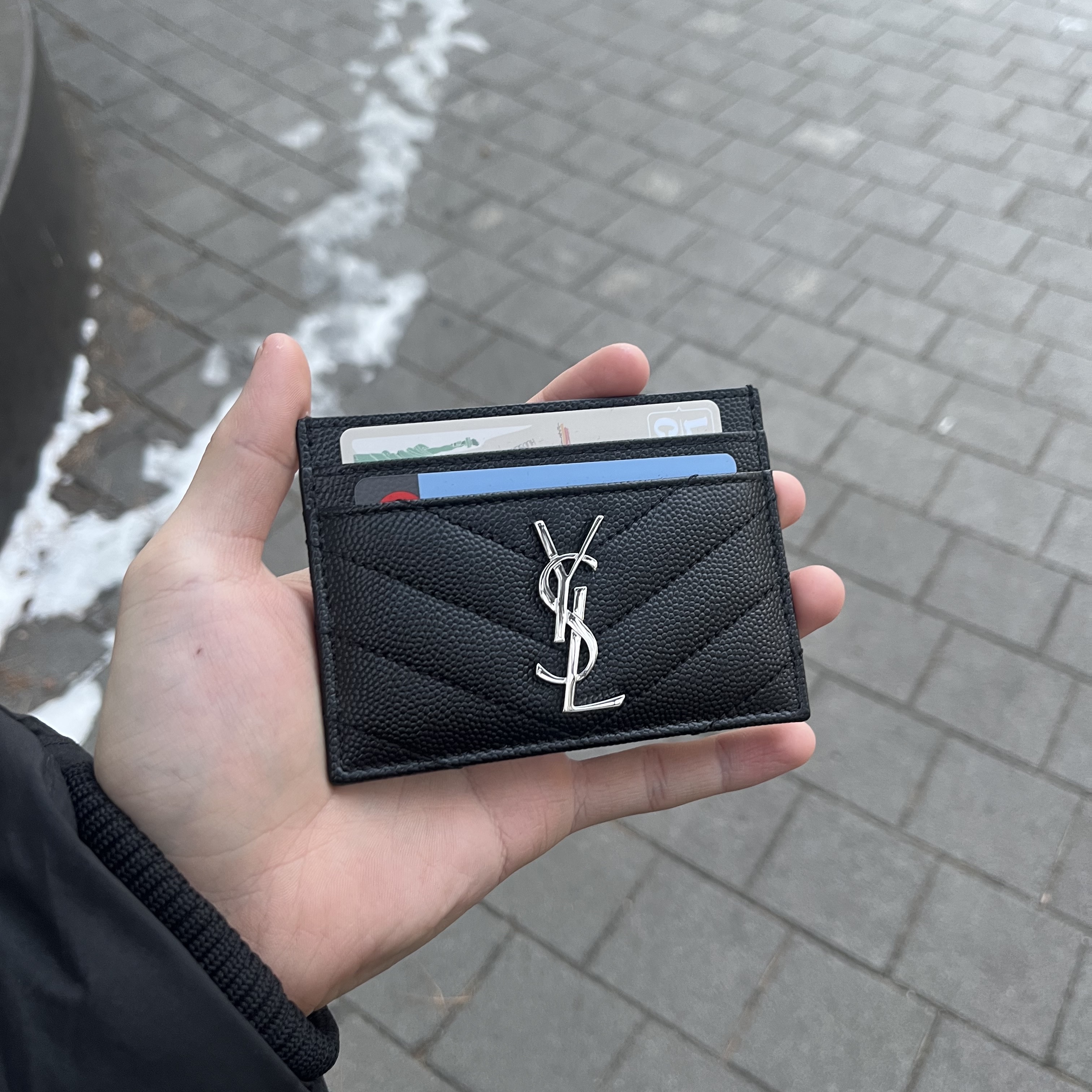 Saint Laurent Cassandre Matelasse Card Case in Grain De Poudre Embossed Leather Black 착용 스타일