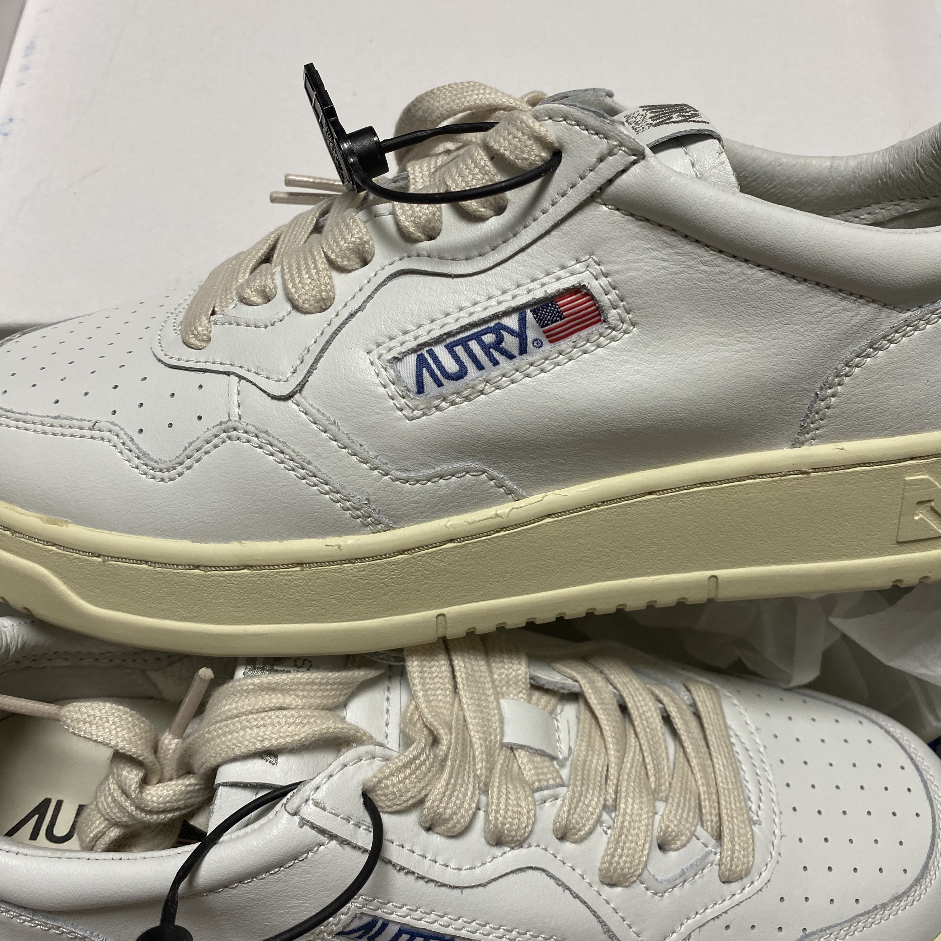 Autry Medalist Low Leather Sneakers White 착용 스타일 - 1