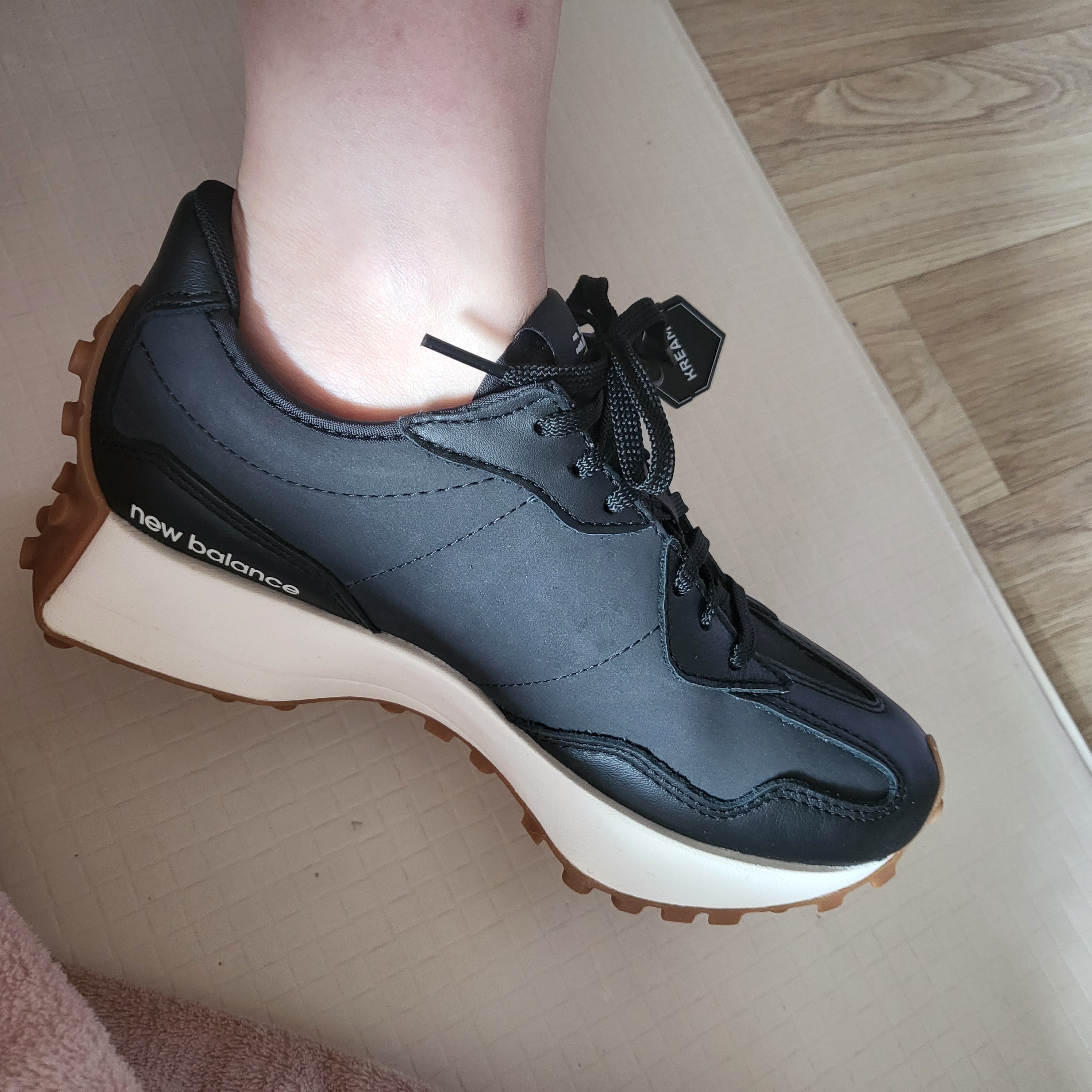 (W) New Balance 327 Black Phantom 착용 스타일 - 3