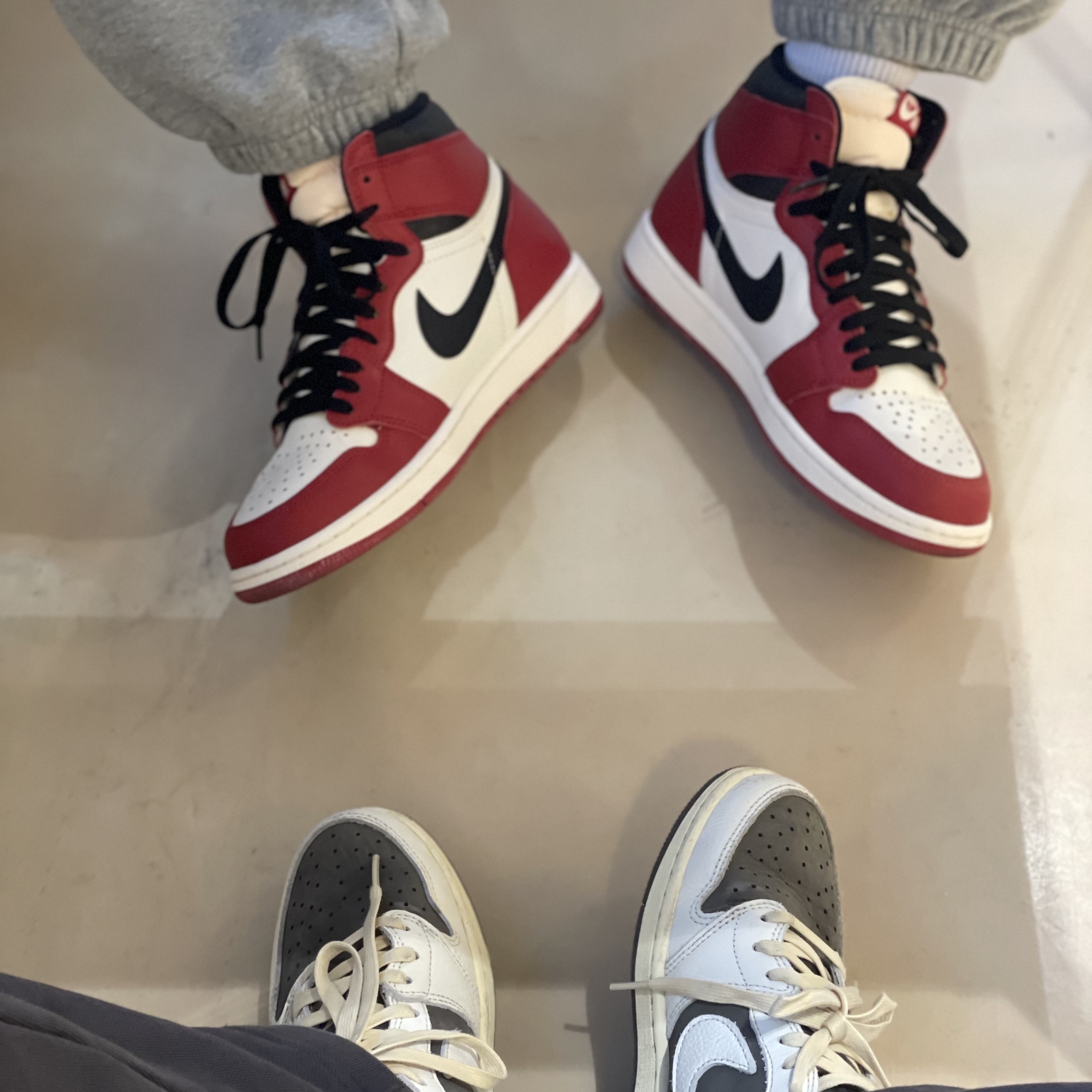 Jordan 1 Retro High OG Chicago 2022, Jordan 1 x Travis Scott Retro Low OG SP Sail and Ridgerock 착용 스타일