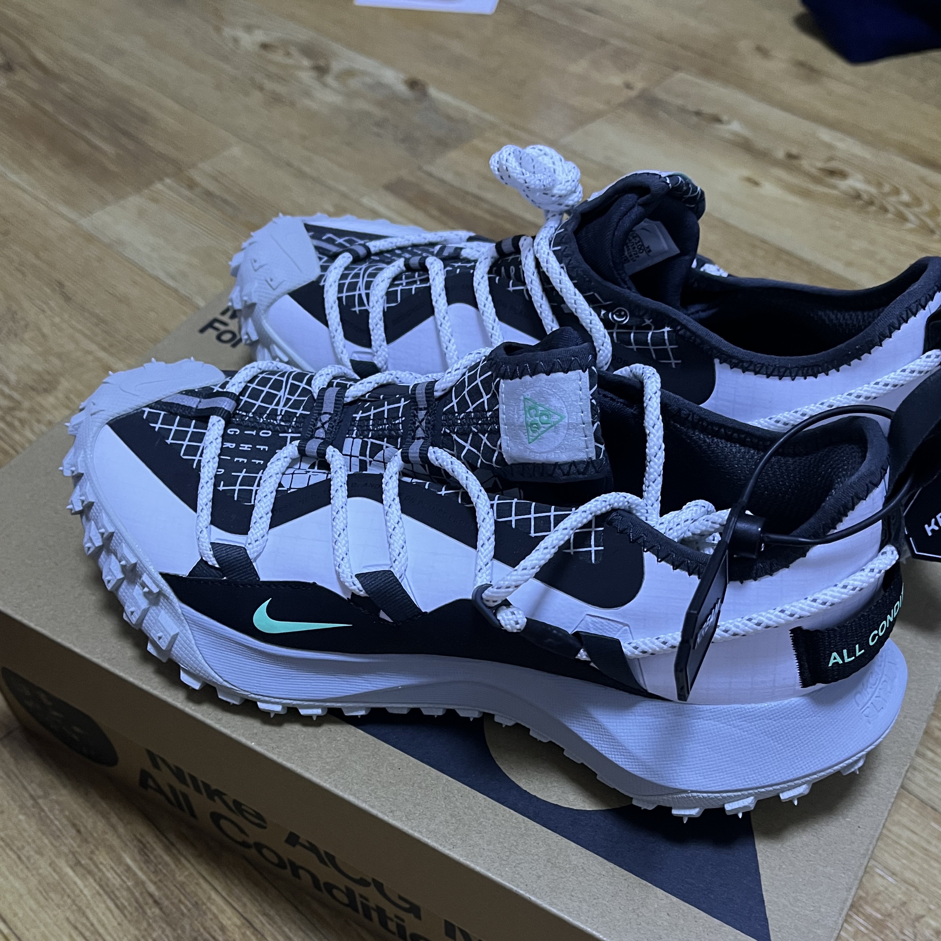 Nike ACG Mountain Fly Low SE White and Black 착용 스타일 - 2