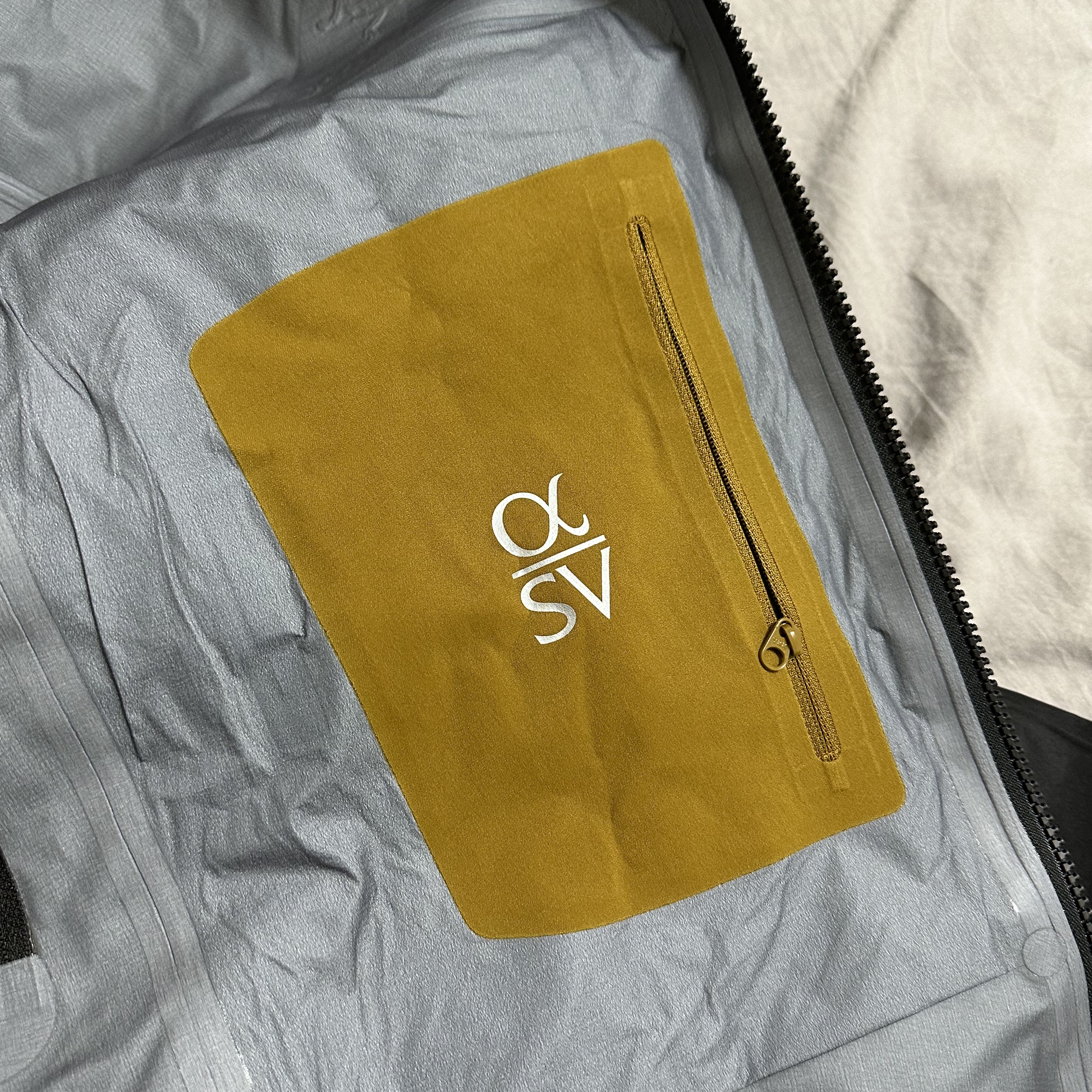Arc'teryx Alpha SV Jacket 24K Black 착용 스타일 - 2