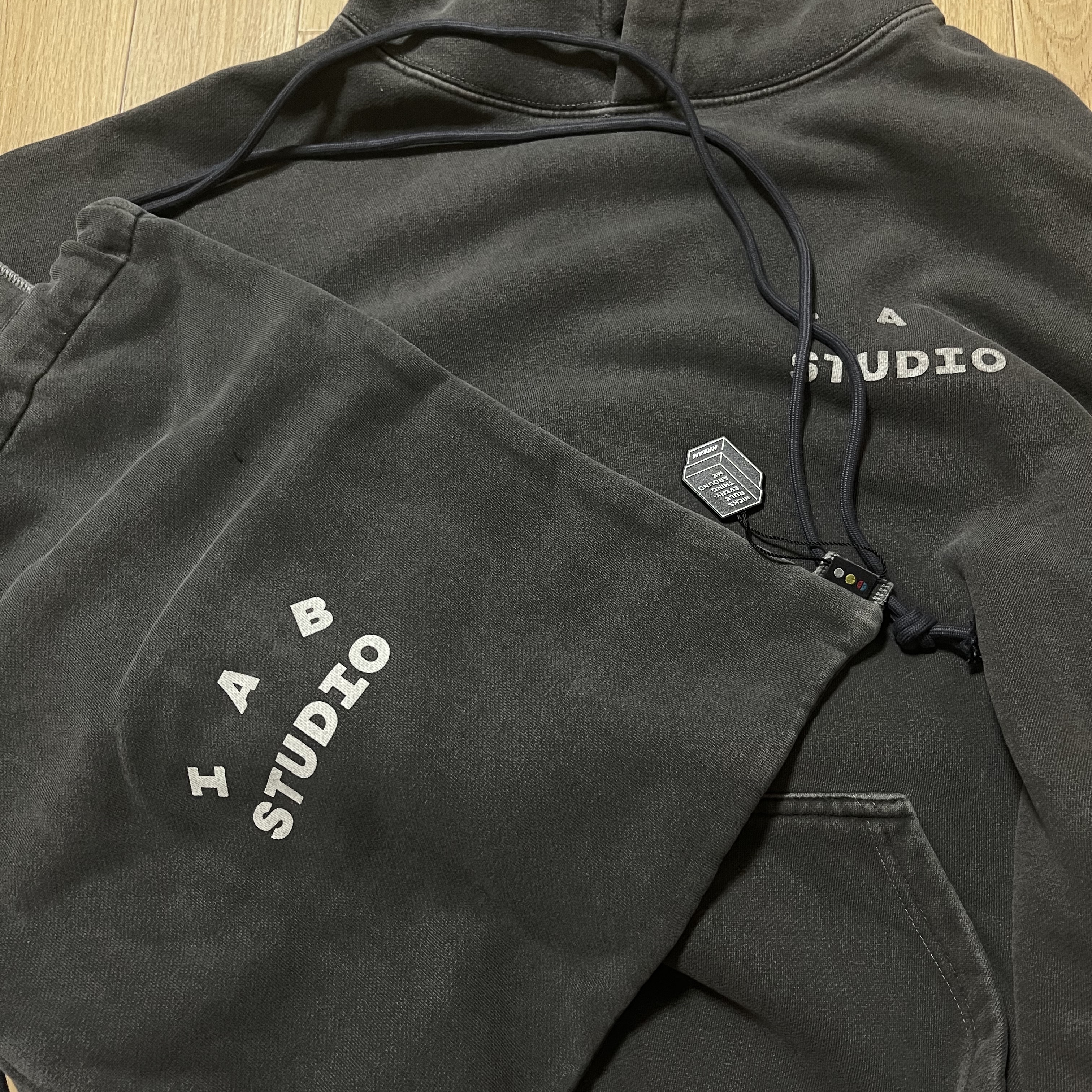 IAB Studio Pigment Hoodie & Sack Black 착용 스타일 - 2