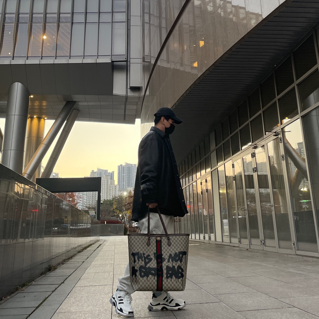 Balenciaga x Gucci The Hacker Project Hacker Cap Anthracite, Balenciaga x Adidas Triple S Sneakers White Black 착용 스타일 - 3