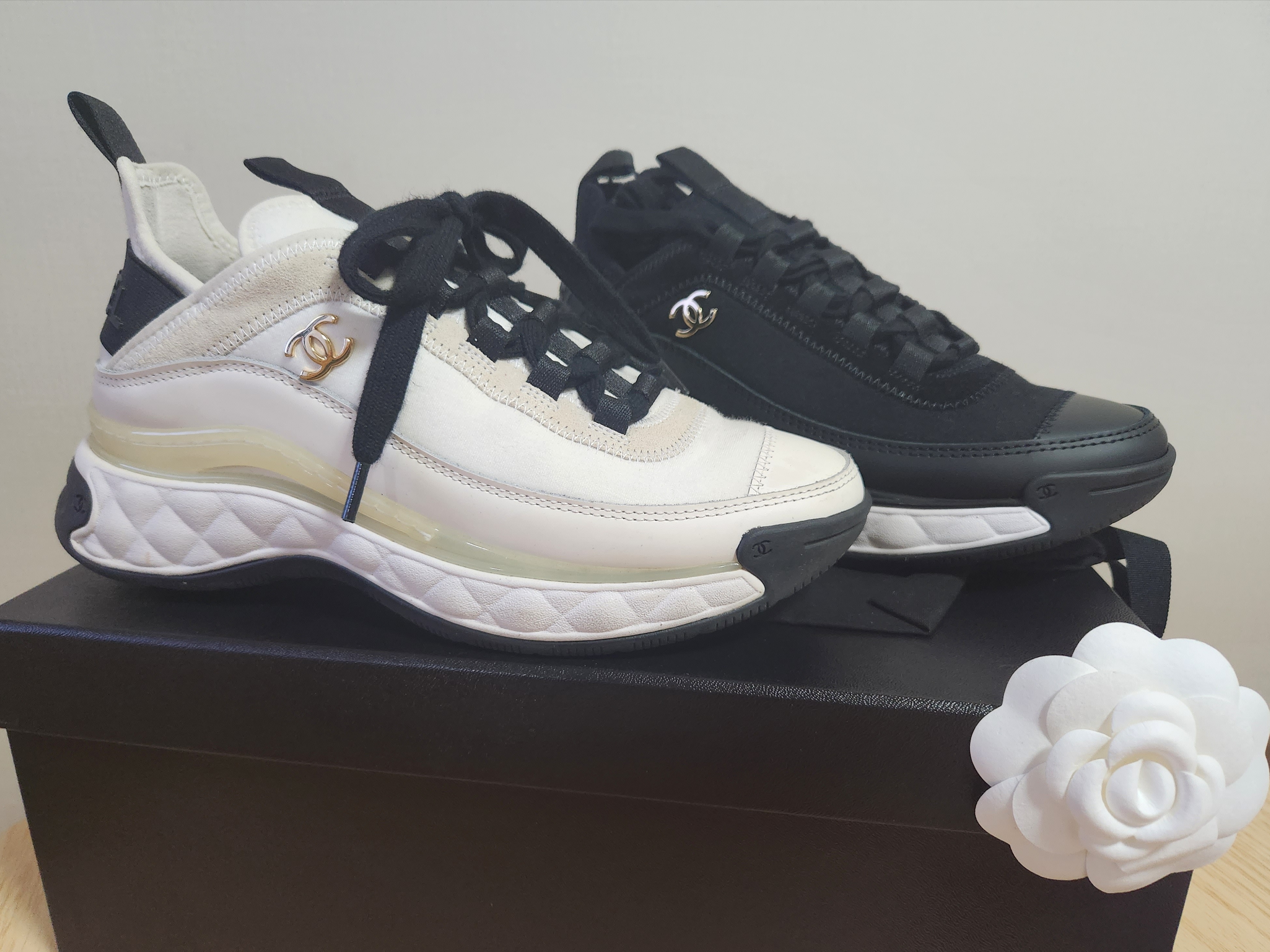 (W) Chanel Mixed Fibers Sneakers Velvet Calfskin & Gold Black 착용 스타일