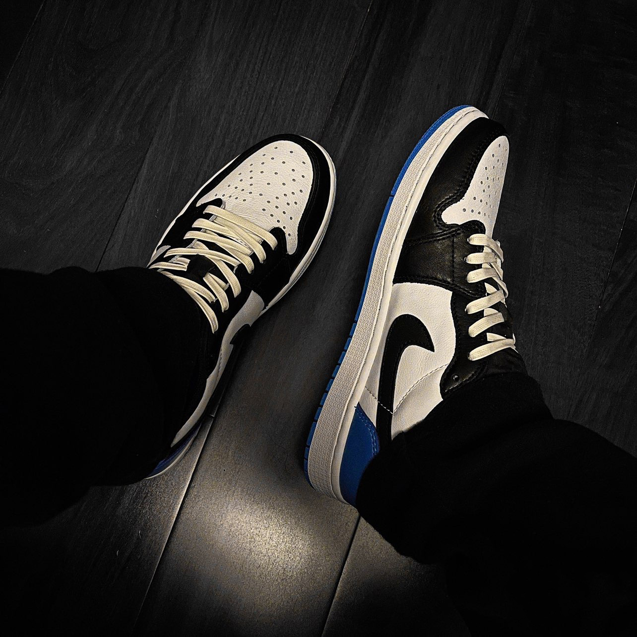Jordan 1 Retro Low OG Black and Dark Powder Blue 착용 스타일