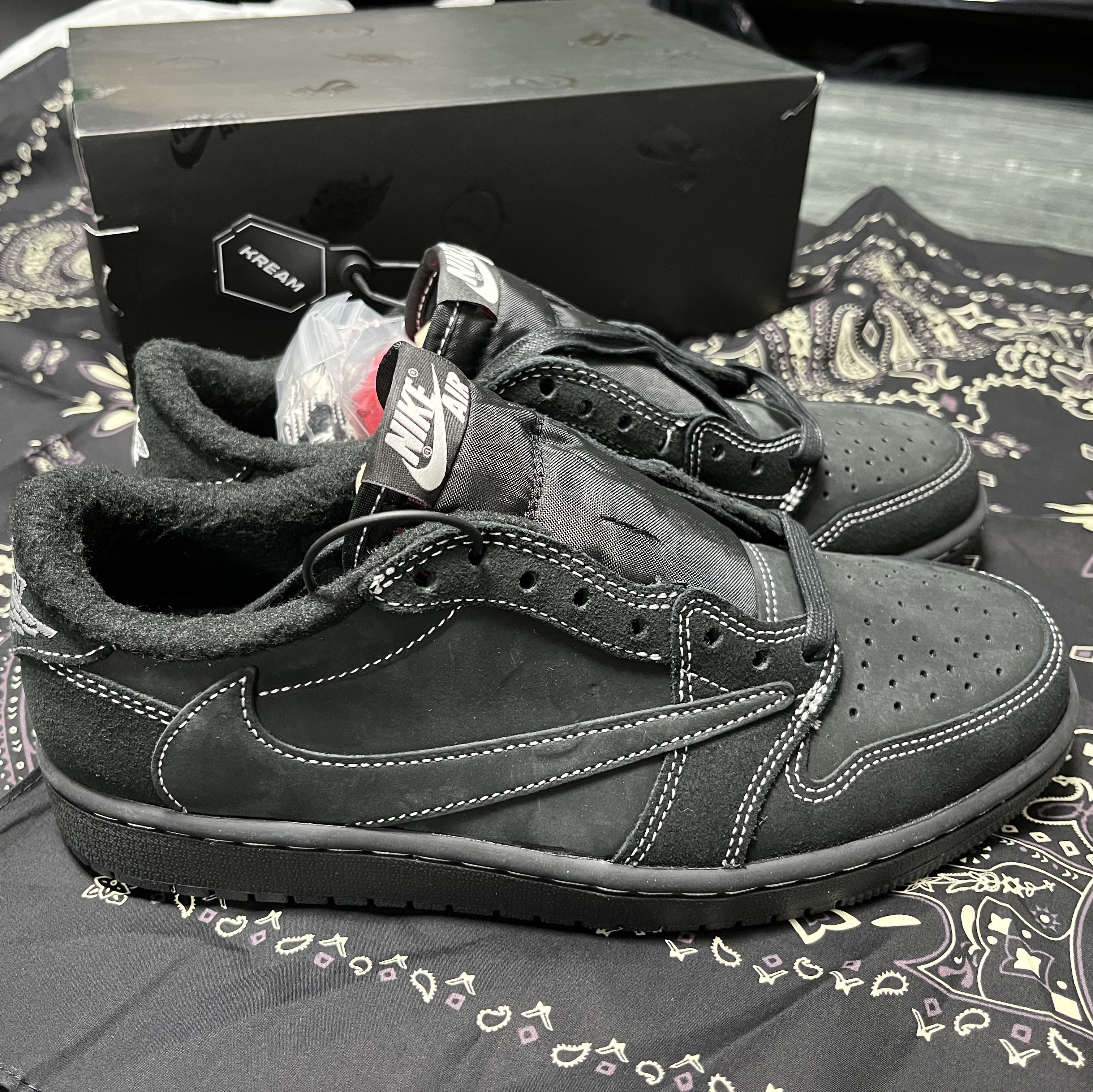 Jordan 1 x Travis Scott Retro Low OG SP Black Phantom 착용 스타일 - 1