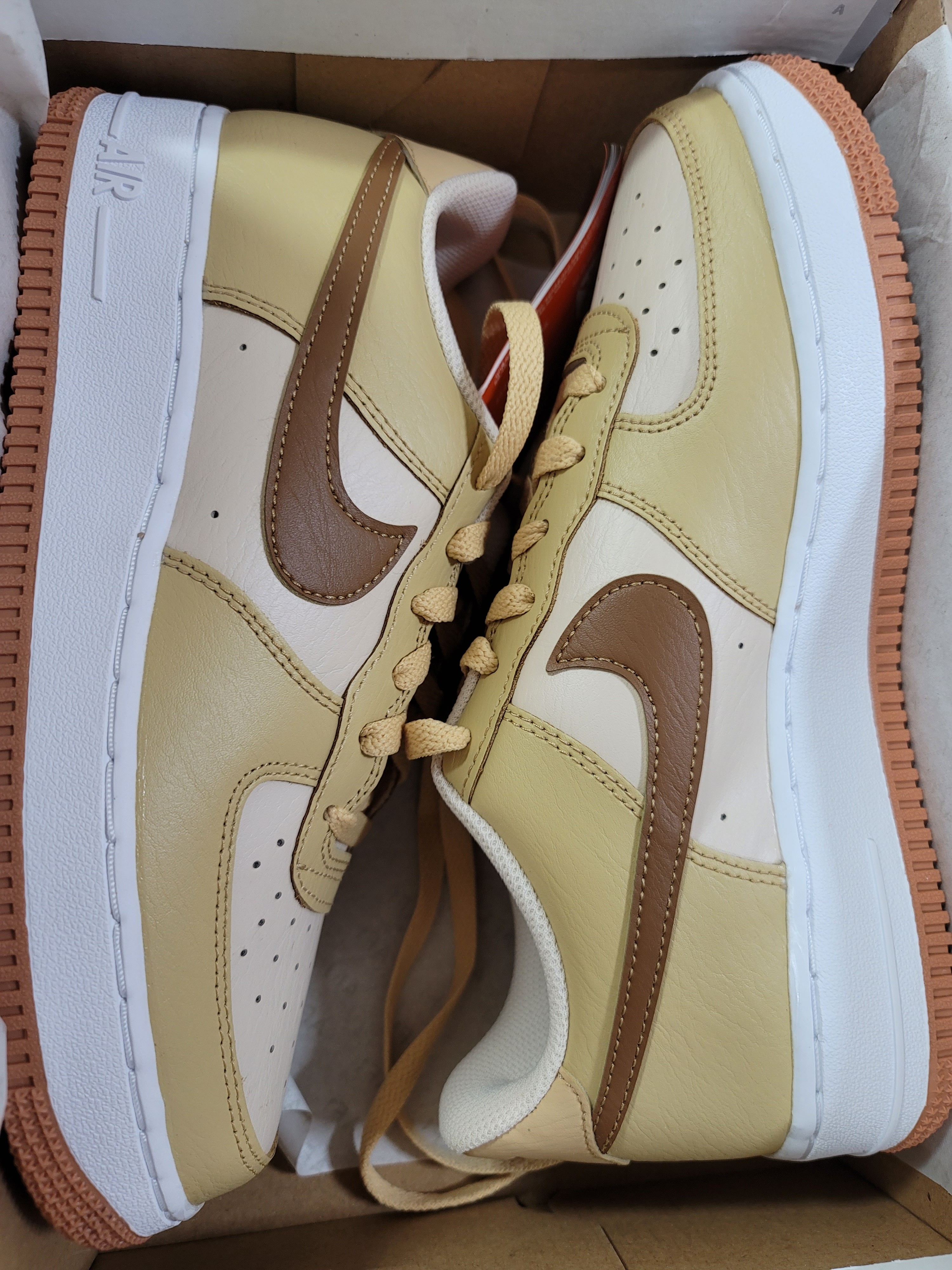 (GS) Nike Air Force 1 Low EMB Pearl White Ale Brown 착용 스타일