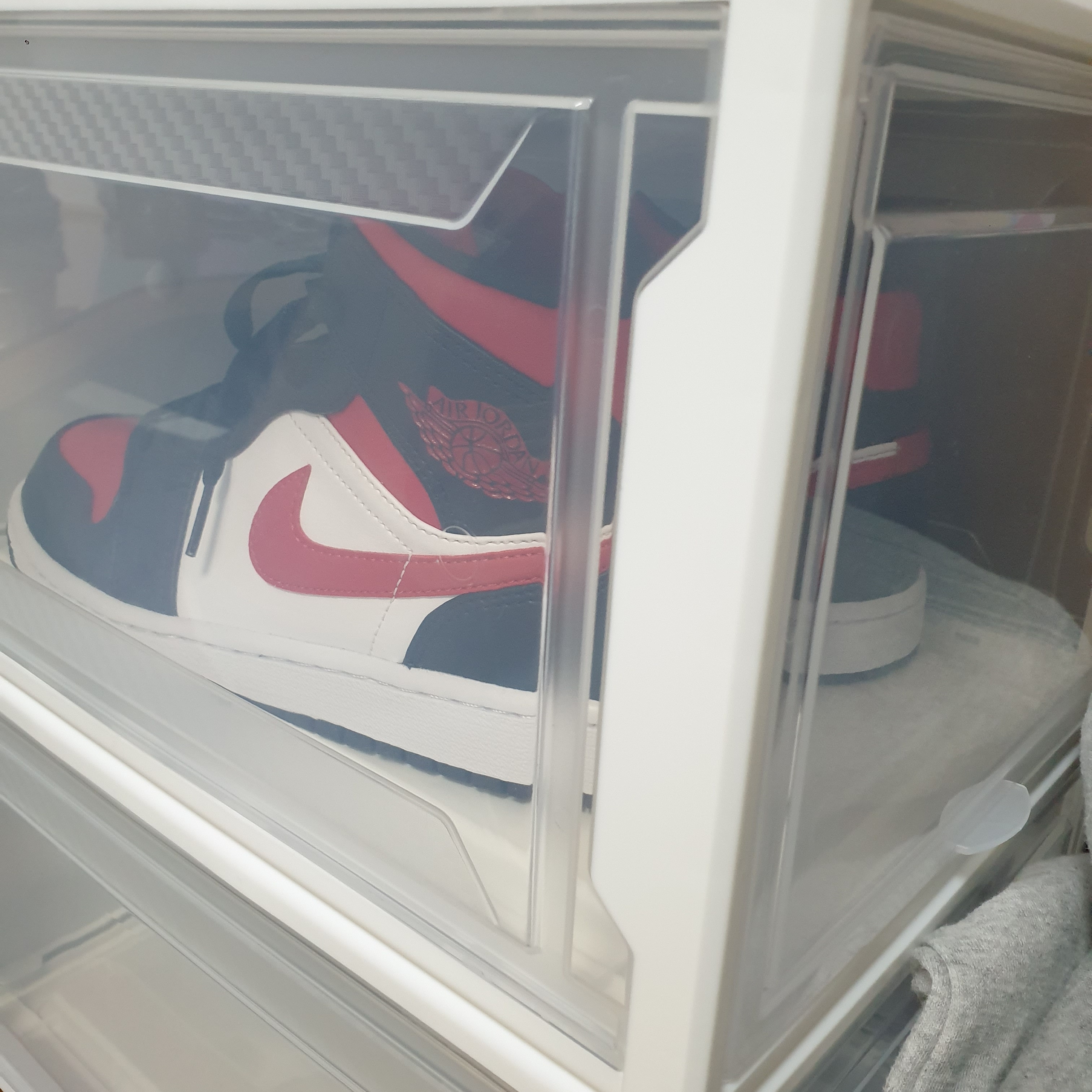 Jordan 1 Mid Black Fire Red 착용 스타일