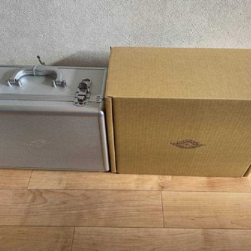 Jordan 1 Retro High OG CO.JP Neutral Grey (Suitcase Special Box) 착용 스타일 - 4