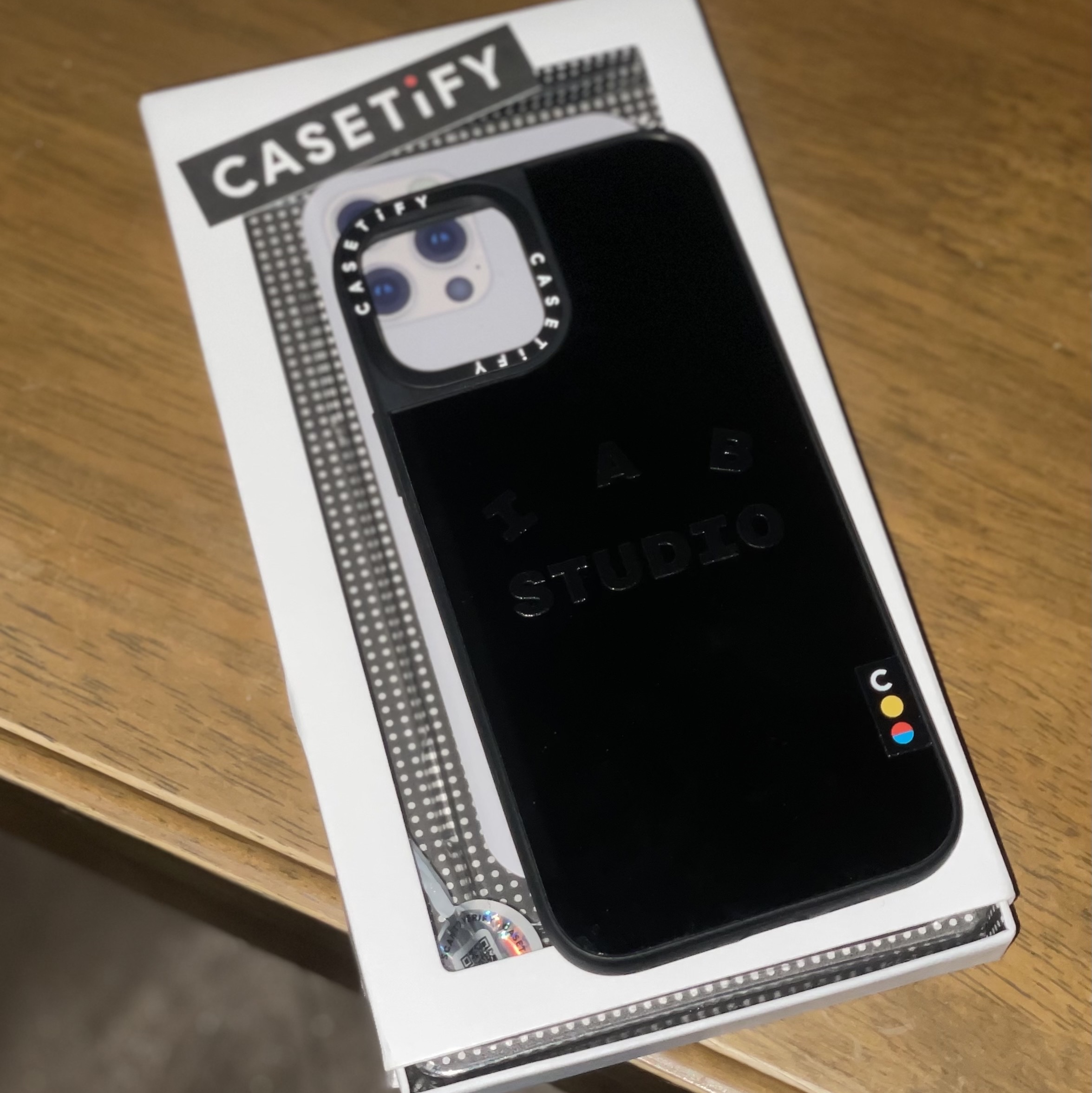 Casetify x IAB Studio iPhone Black Logo MagSafe Mirror Case Black 착용 스타일