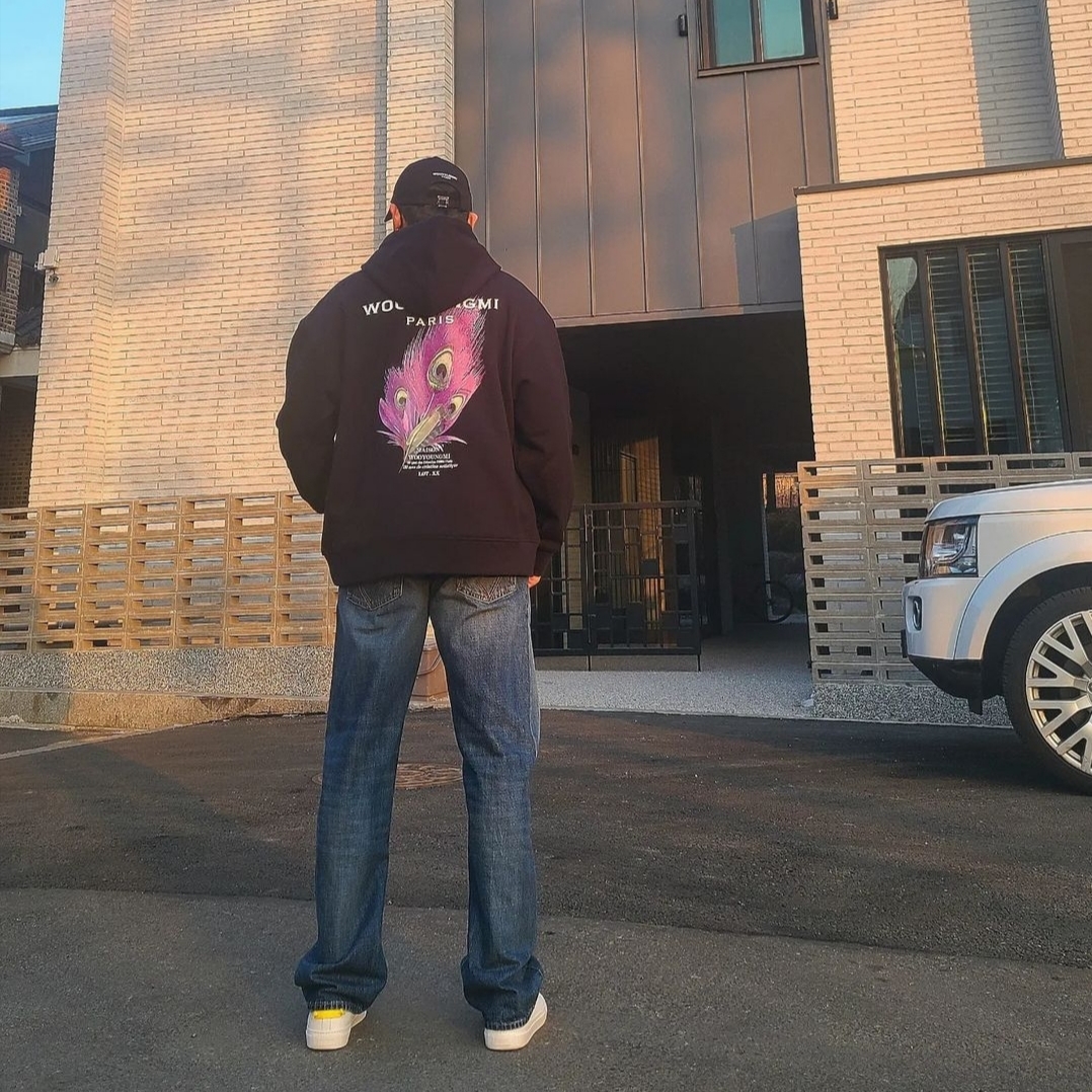 Wooyoungmi Feather Back Logo Hooded Sweatshirt Black - 23SS 착용 스타일
