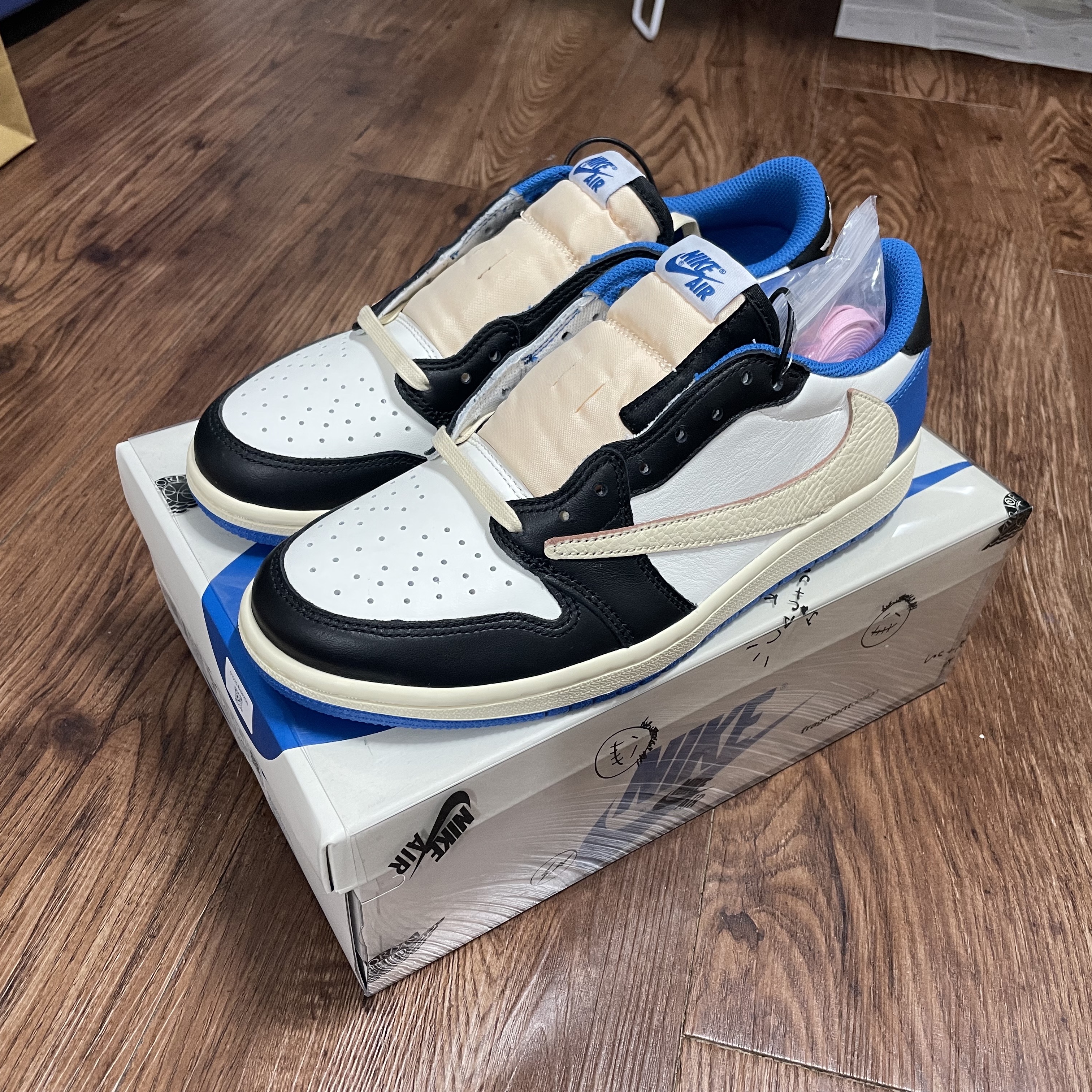 Jordan 1 x Travis Scott x Fragment Retro Low OG SP Military Blue 착용 스타일 - 1