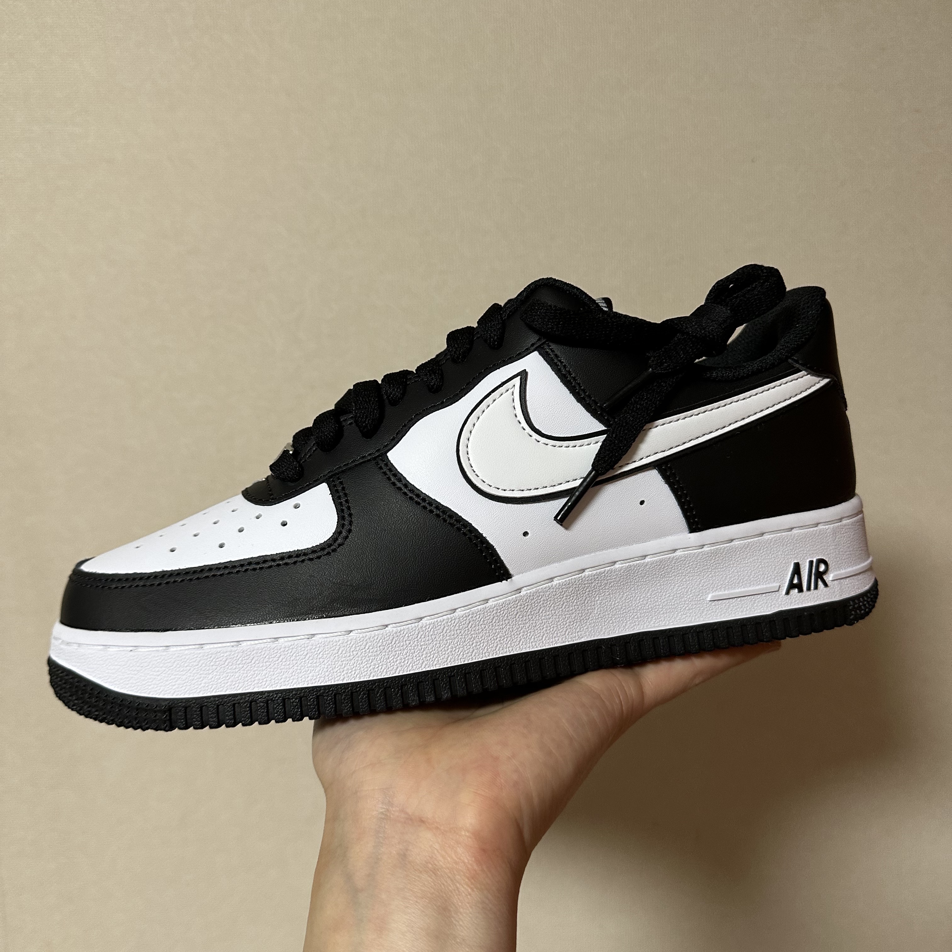 Nike Air Force 1 '07 Black White 착용 스타일 - 2