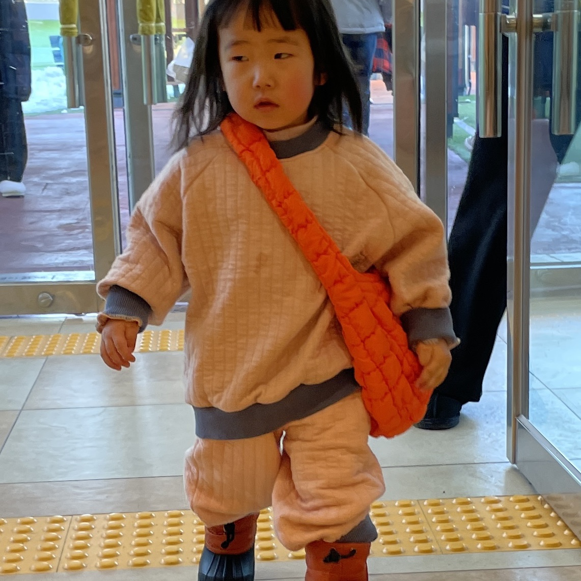 COS Quilted Mini Bag Bright Orange 착용 스타일
