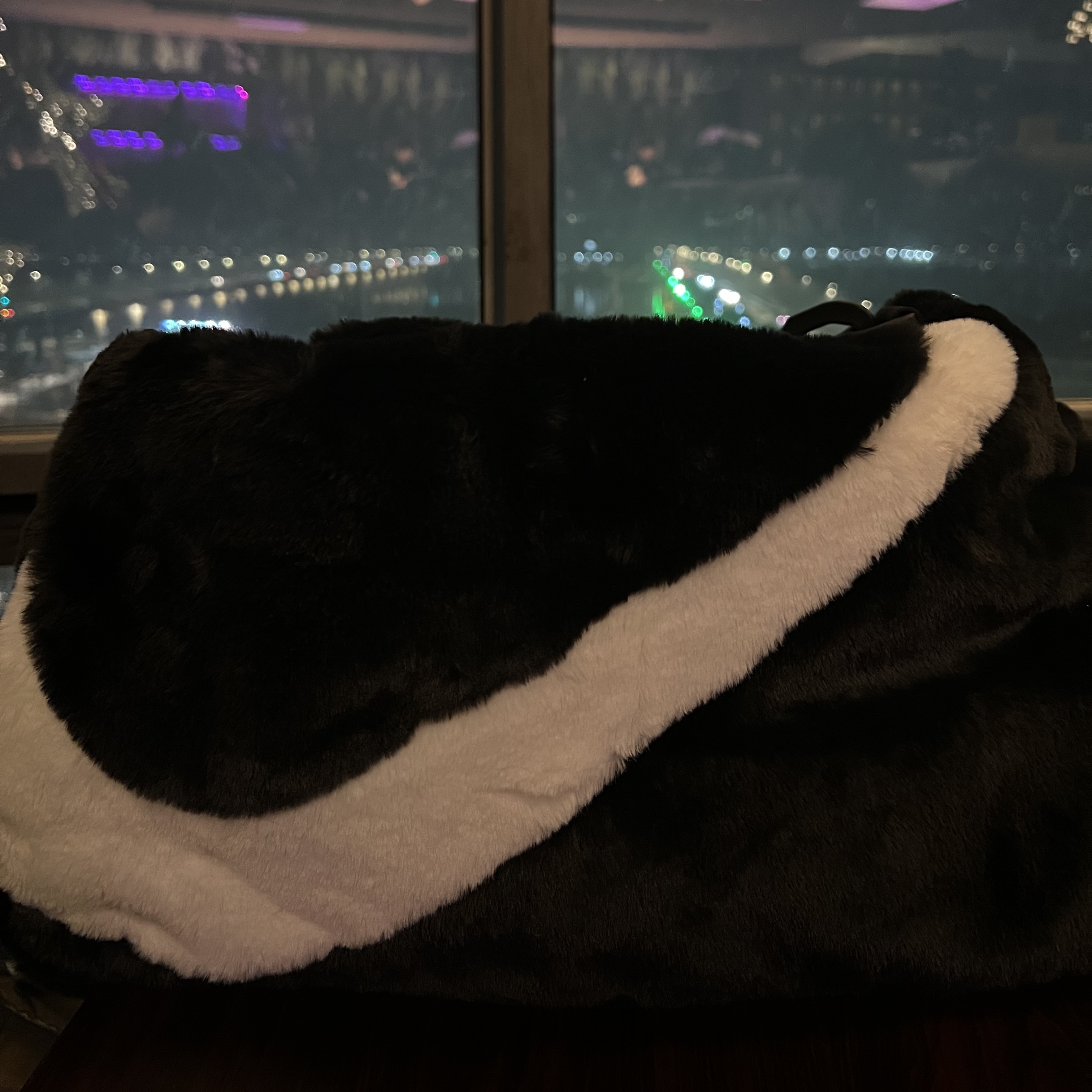 Nike NSW Faux Fur Tote Bag Black 착용 스타일