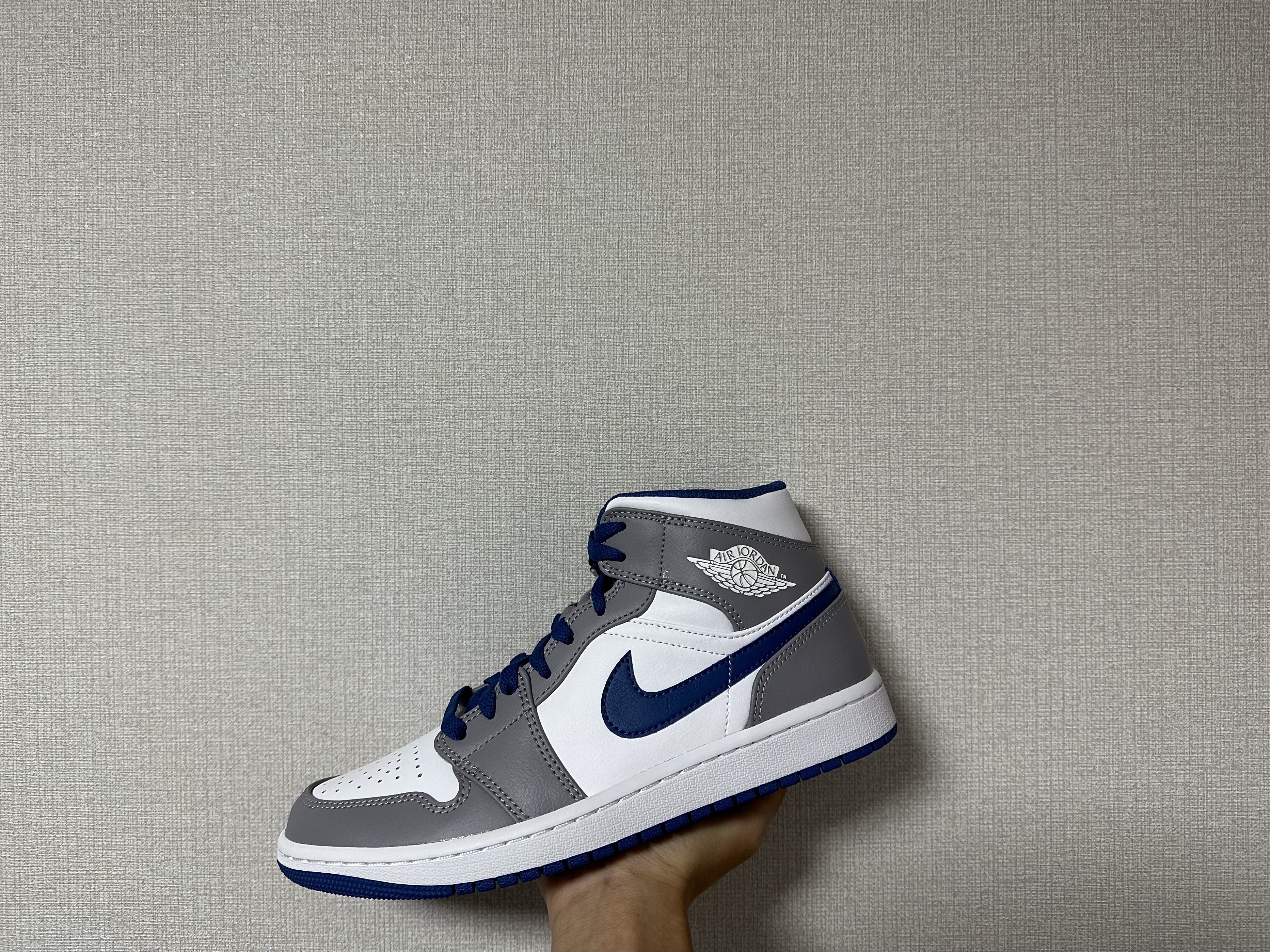 Jordan 1 Mid Cement Grey True Blue, (GS) Nike Court Borough Low 2 Light Smoke Grey 착용 스타일 - 2