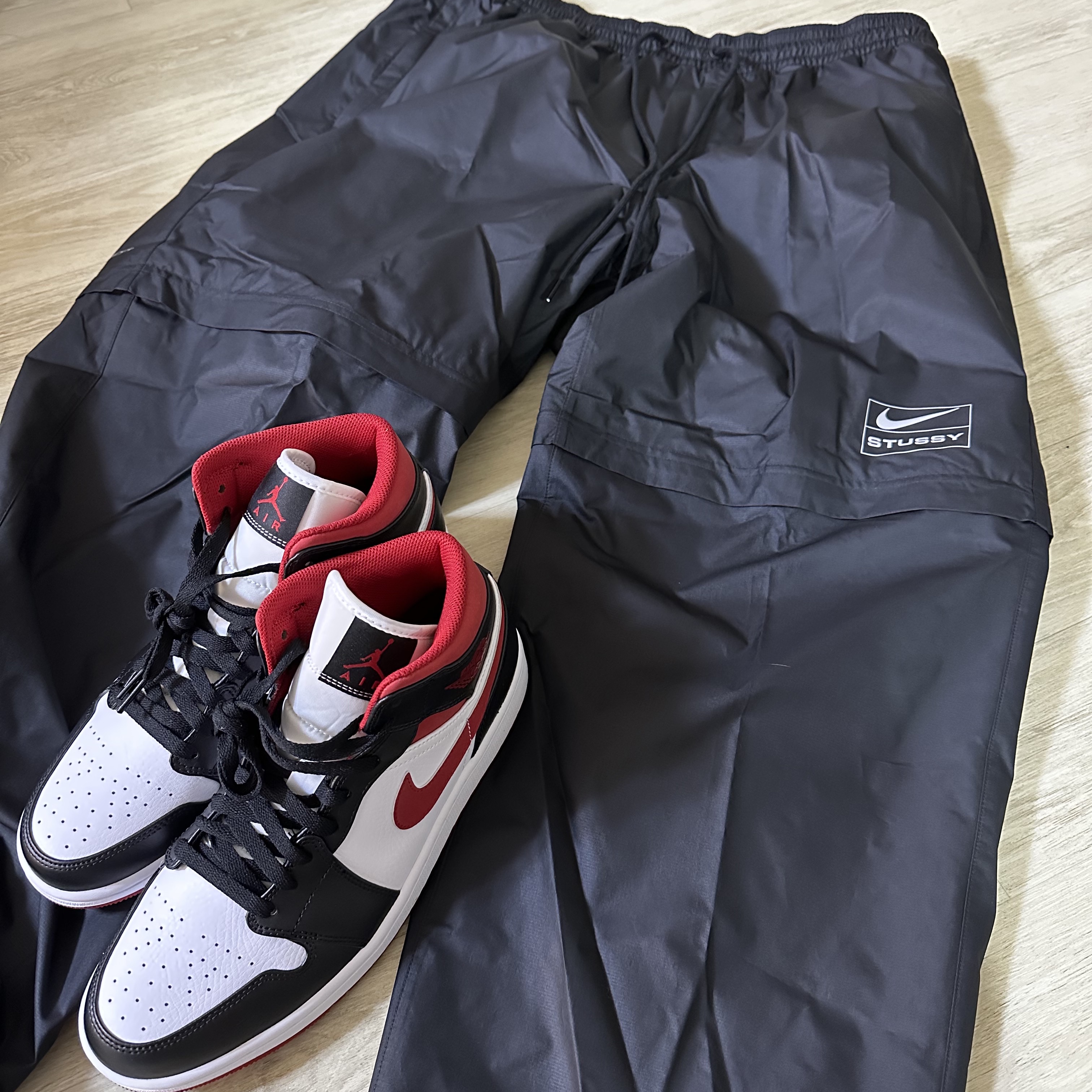 Nike x Stussy NRG FL Storm-Fit Pants Black (DO7170-010), Jordan 1 Mid Gym Red Black White 착용 스타일