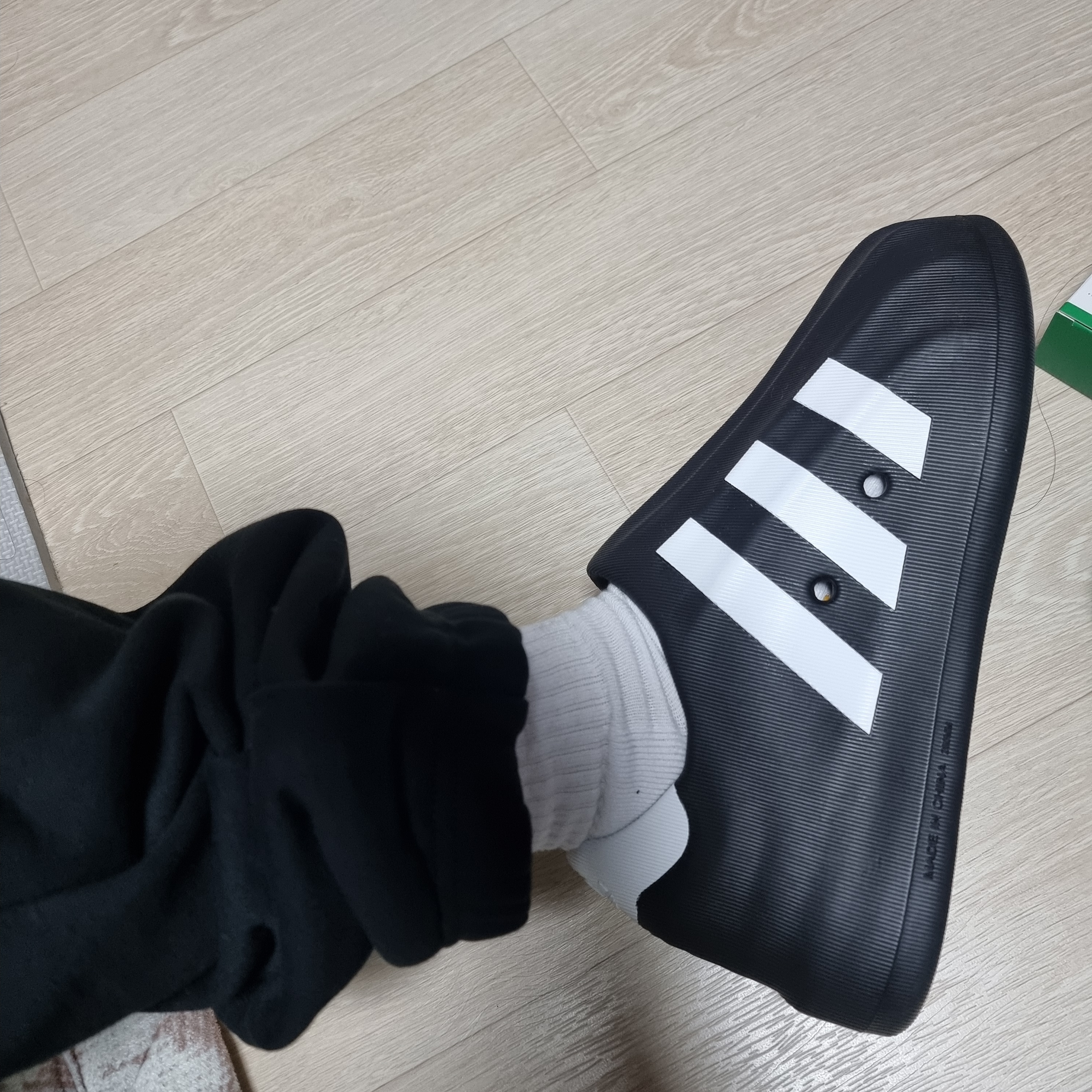 Adidas Adifom Superstar Core Black Cloud White 착용 스타일 - 2