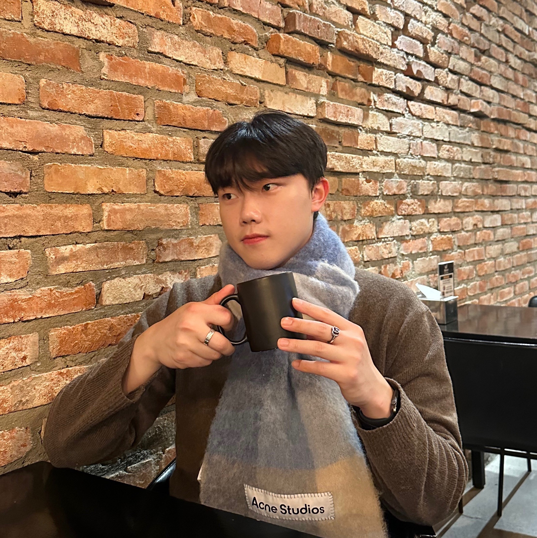 Acne Studios Mohair Check Muffler Pastel Blue Beige 착용 스타일
